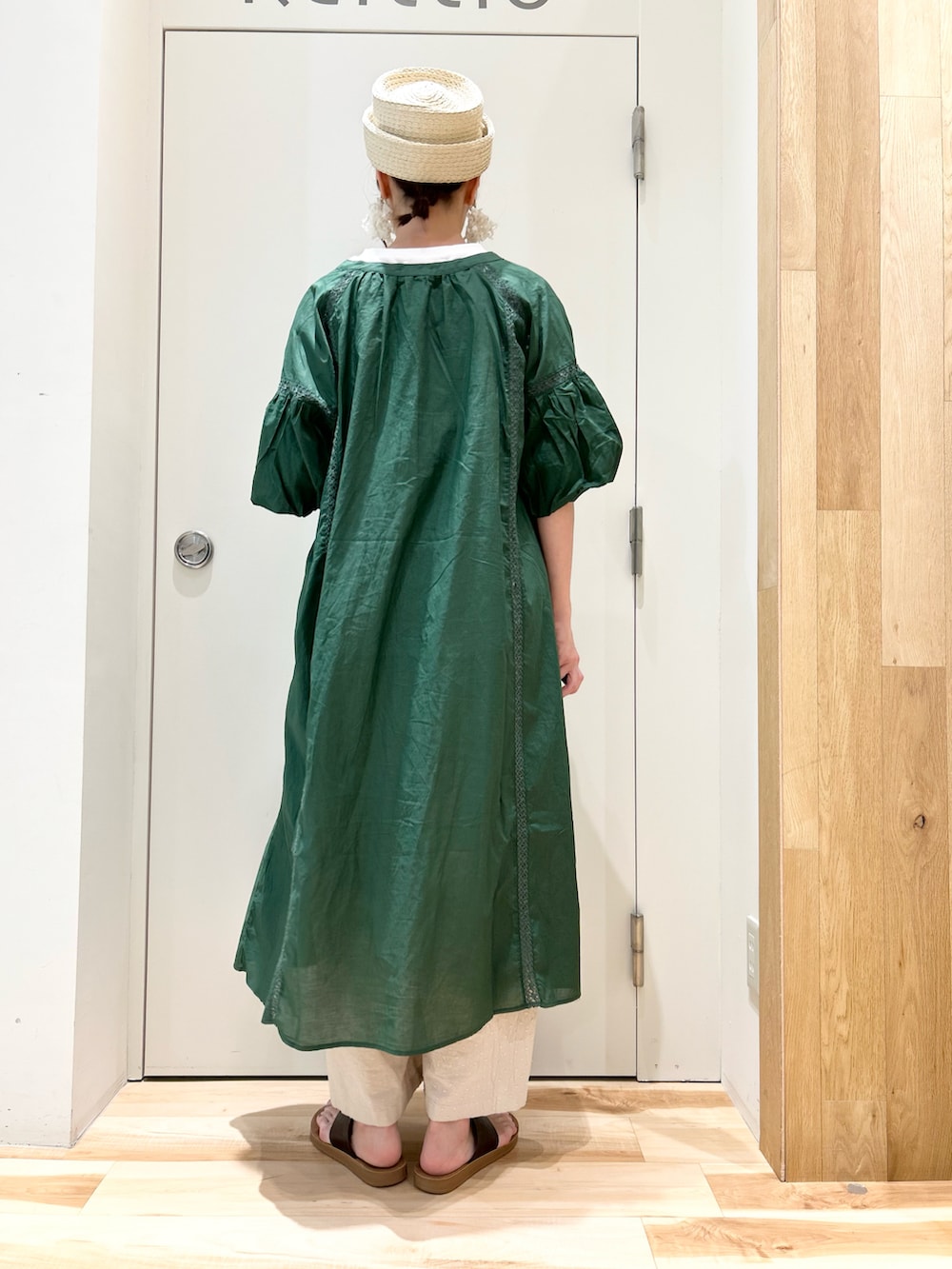 ホワイト系のTシャツ/カットソー、グリーン系のワンピース、ホワイト系のその他パンツを着用したレディースの夏コーディネートの3枚目の写真