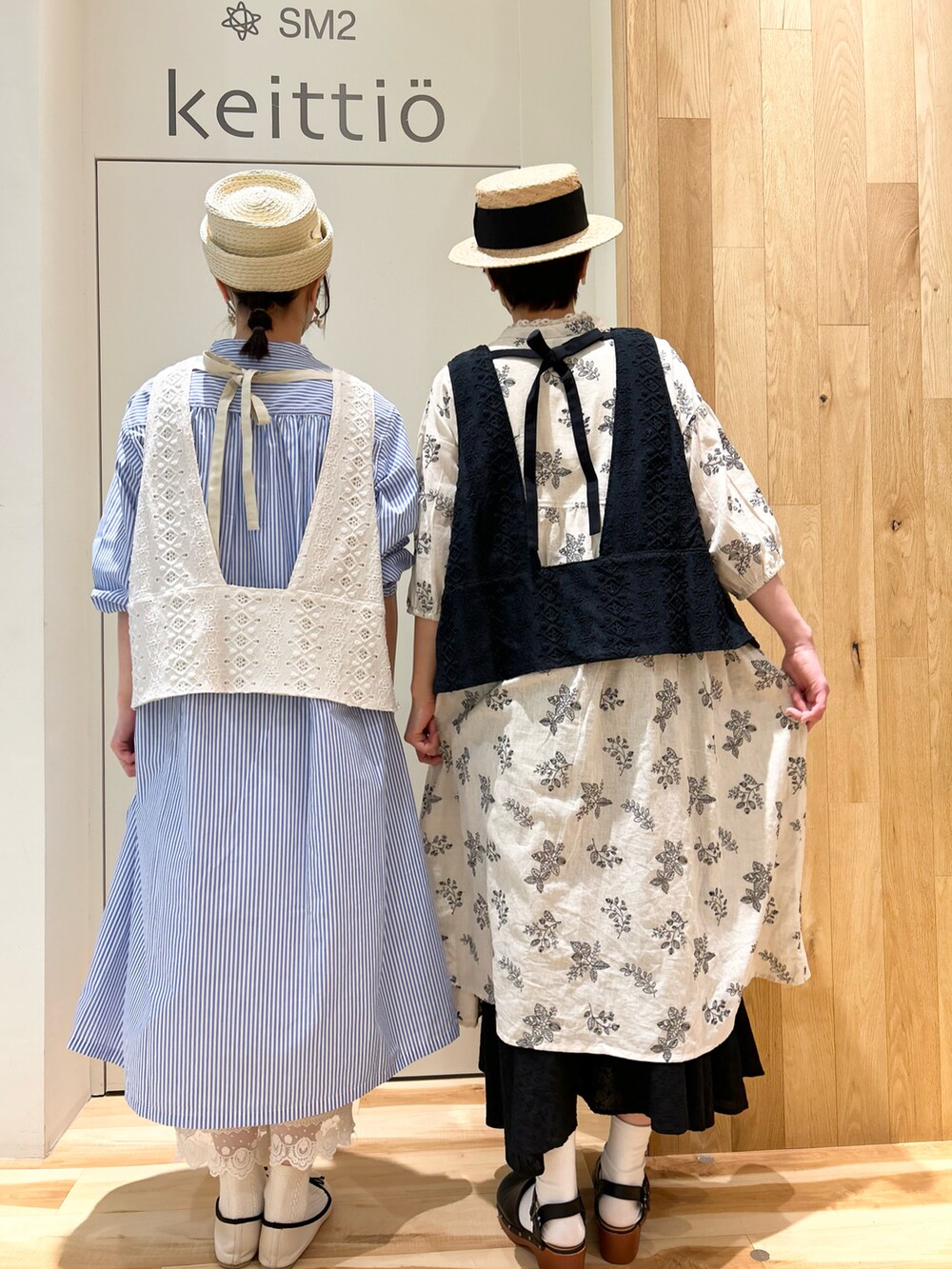 ブラック系のベスト、ブラック系のドレスシューズ、ホワイト系のベストを着用したレディースの春コーディネートの3枚目の写真