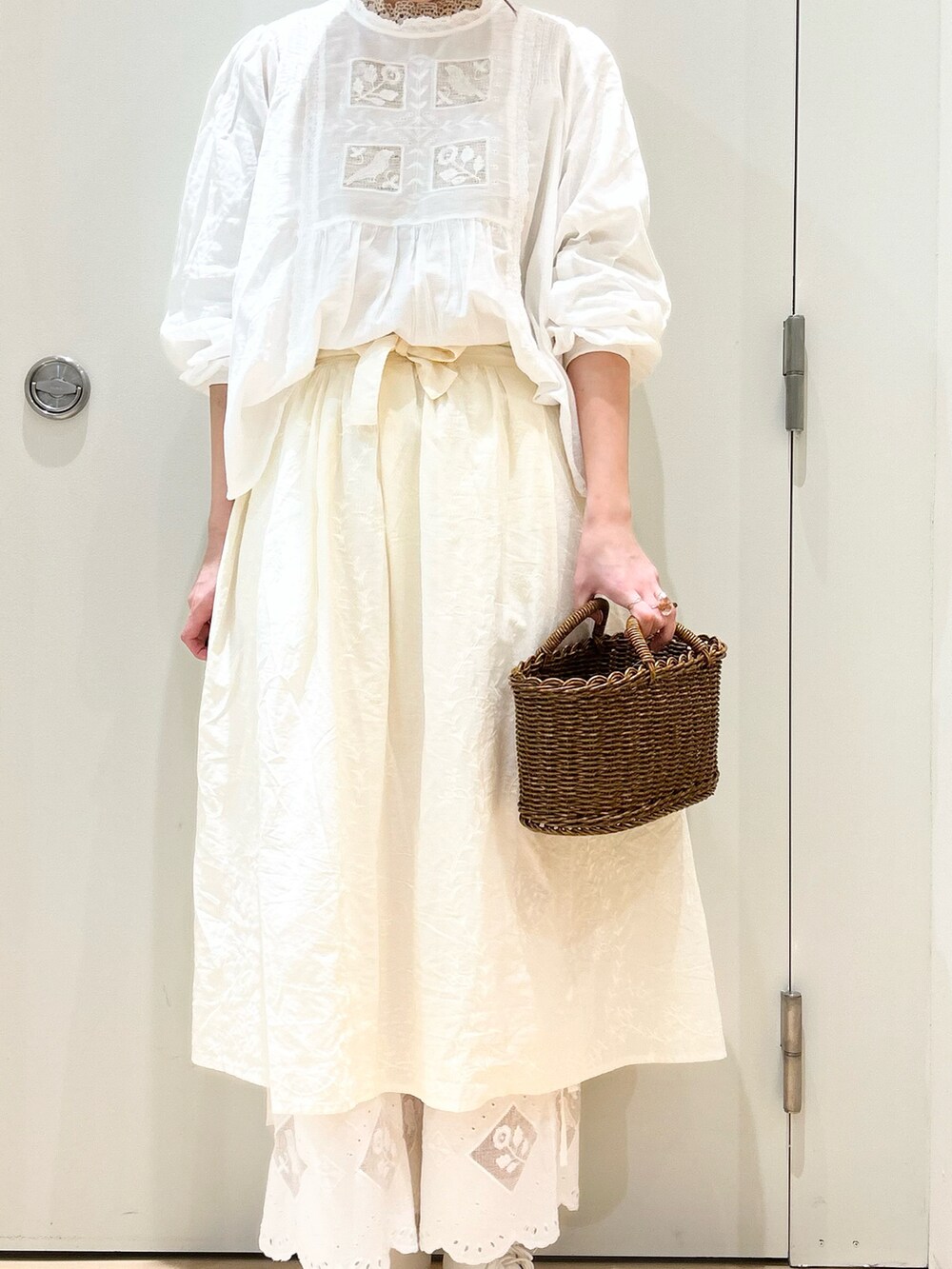 ベージュ系のTシャツ/カットソー、ホワイト系のその他シューズ、ホワイト系のシャツ/ブラウスを着用したレディースの冬コーディネートの4枚目の写真