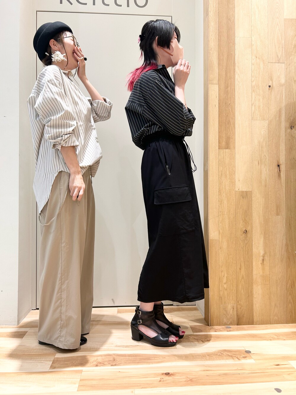 ホワイト系のシャツ/ブラウス、ホワイト系のTシャツ/カットソー、ベージュ系のその他パンツを着用したレディースの秋コーディネートの4枚目の写真