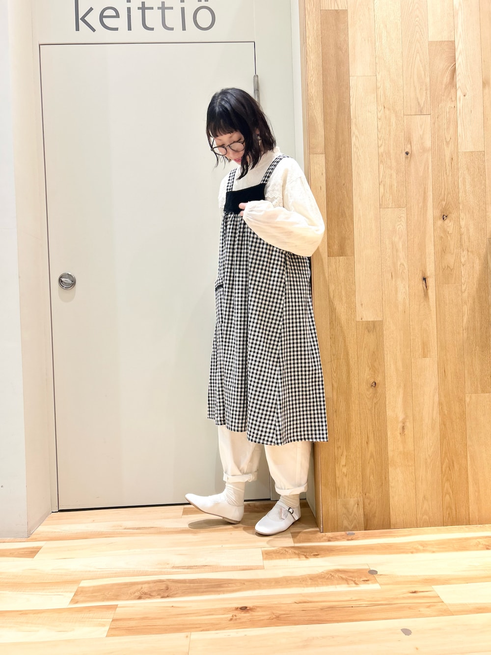 ホワイト系のその他パンツ、ホワイト系のドレスシューズ、ホワイト系のシャツ/ブラウスを着用したレディースの冬コーディネートの2枚目の写真