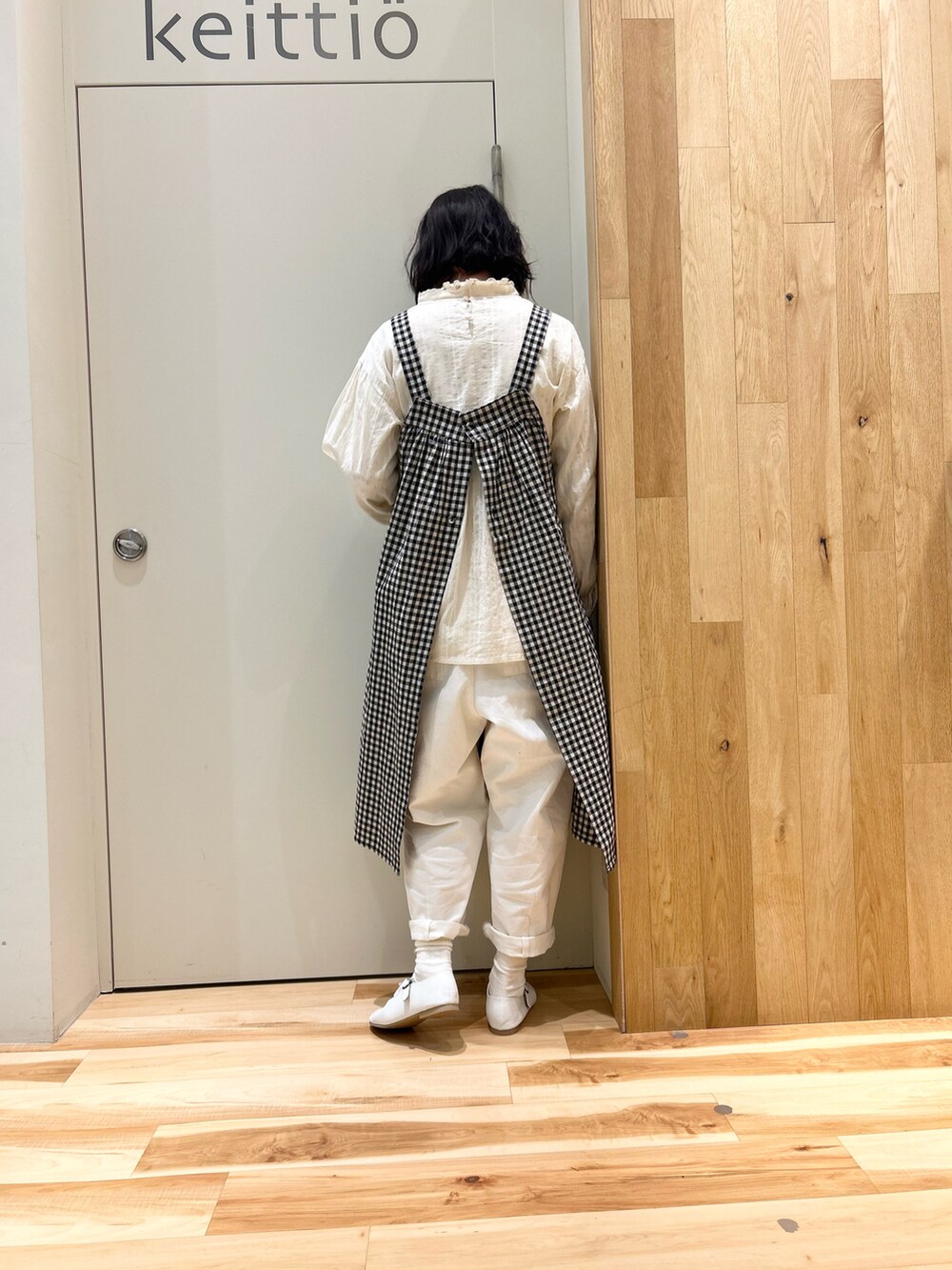 ホワイト系のその他パンツ、ホワイト系のドレスシューズ、ホワイト系のシャツ/ブラウスを着用したレディースの冬コーディネートの3枚目の写真