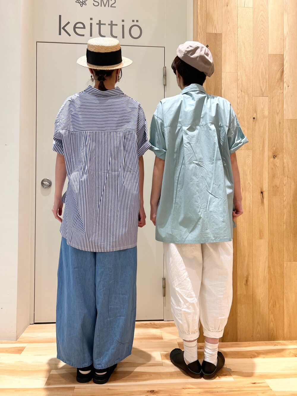 ホワイト系のその他パンツ、ブルー系のデニムパンツ、ブラック系のサンダルを着用したレディースの春コーディネートの3枚目の写真