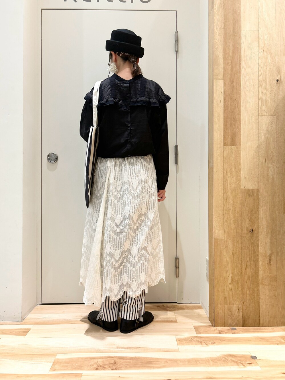 ブラック系のシャツ/ブラウス、ホワイト系のスカート、ホワイト系のその他パンツを着用したレディースの秋コーディネートの3枚目の写真