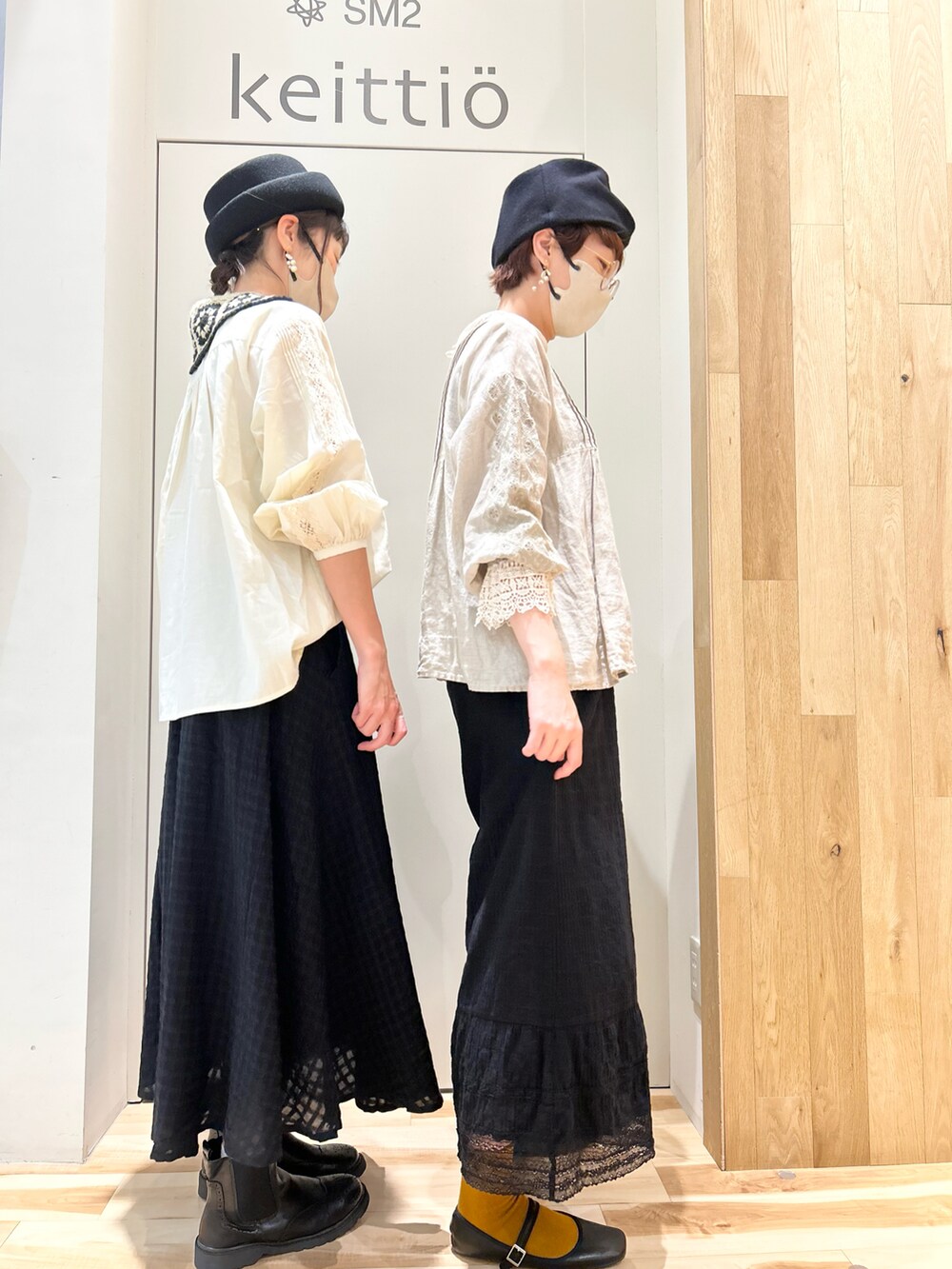 ブラック系のその他パンツ、ブラック系のドレスシューズ、ホワイト系のシャツ/ブラウスを着用したレディースの秋コーディネートの2枚目の写真