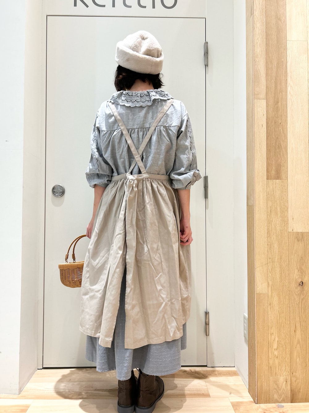 ブルー系のシャツ/ブラウス、ブルー系のスカート、ブラウン系のブーツを着用したレディースの秋コーディネートの3枚目の写真