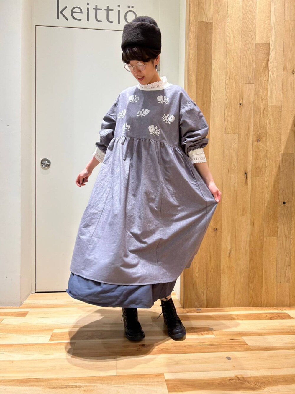 ホワイト系のTシャツ/カットソー、ブルー系のワンピース/ドレス、ブルー系のスカートを着用したレディースの秋コーディネートの5枚目の写真