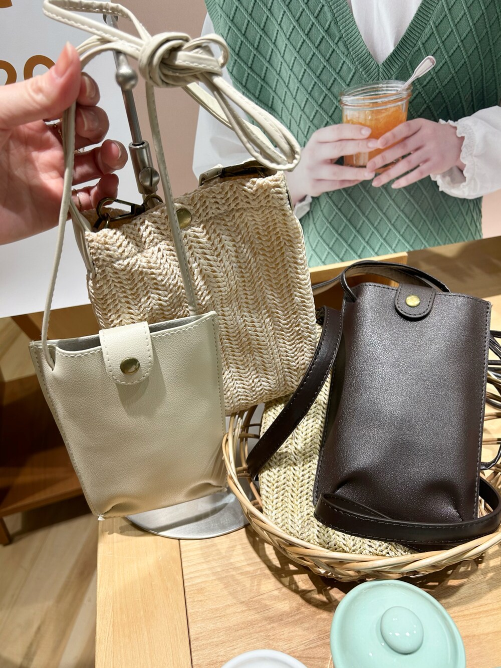 ベージュ系のワンピース/ドレス、ホワイト系のその他パンツ、ブラウン系のハットを着用したレディースの春コーディネートの3枚目の写真