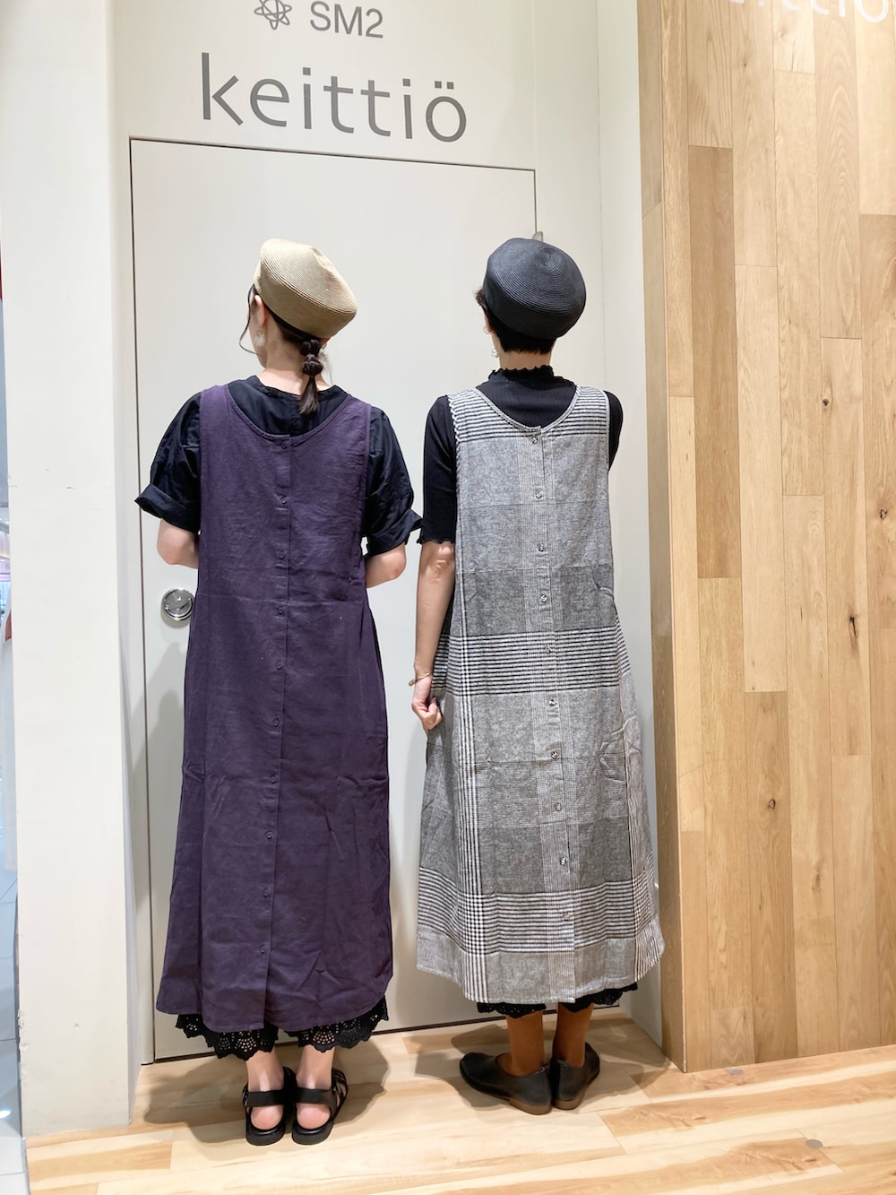 ブラック系のTシャツ/カットソー、ブラック系のその他パンツ、ブラック系のシャツ/ブラウスを着用したレディースの夏コーディネートの3枚目の写真