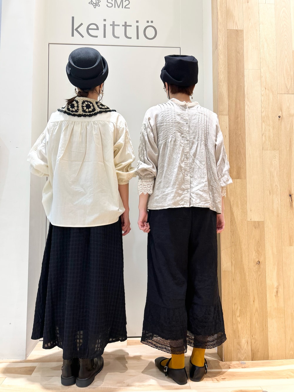 ブラック系のその他パンツ、ブラック系のドレスシューズ、ホワイト系のシャツ/ブラウスを着用したレディースの秋コーディネートの3枚目の写真