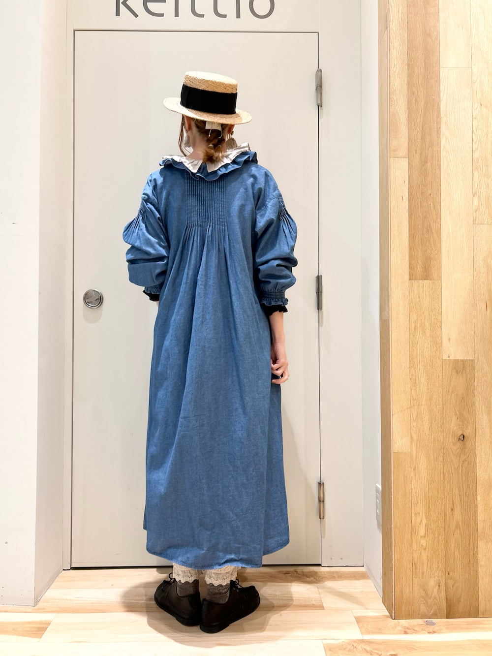 ブルー系のワンピース/ドレス、ホワイト系のその他パンツを着用したレディースの冬コーディネートの2枚目の写真