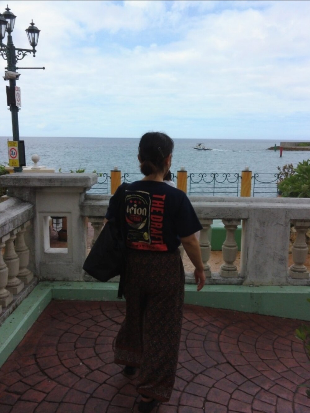 ブルー系のTシャツ/カットソー、ブラウン系のその他パンツ、ブラック系のサンダルを着用したレディースの春コーディネートの3枚目の写真