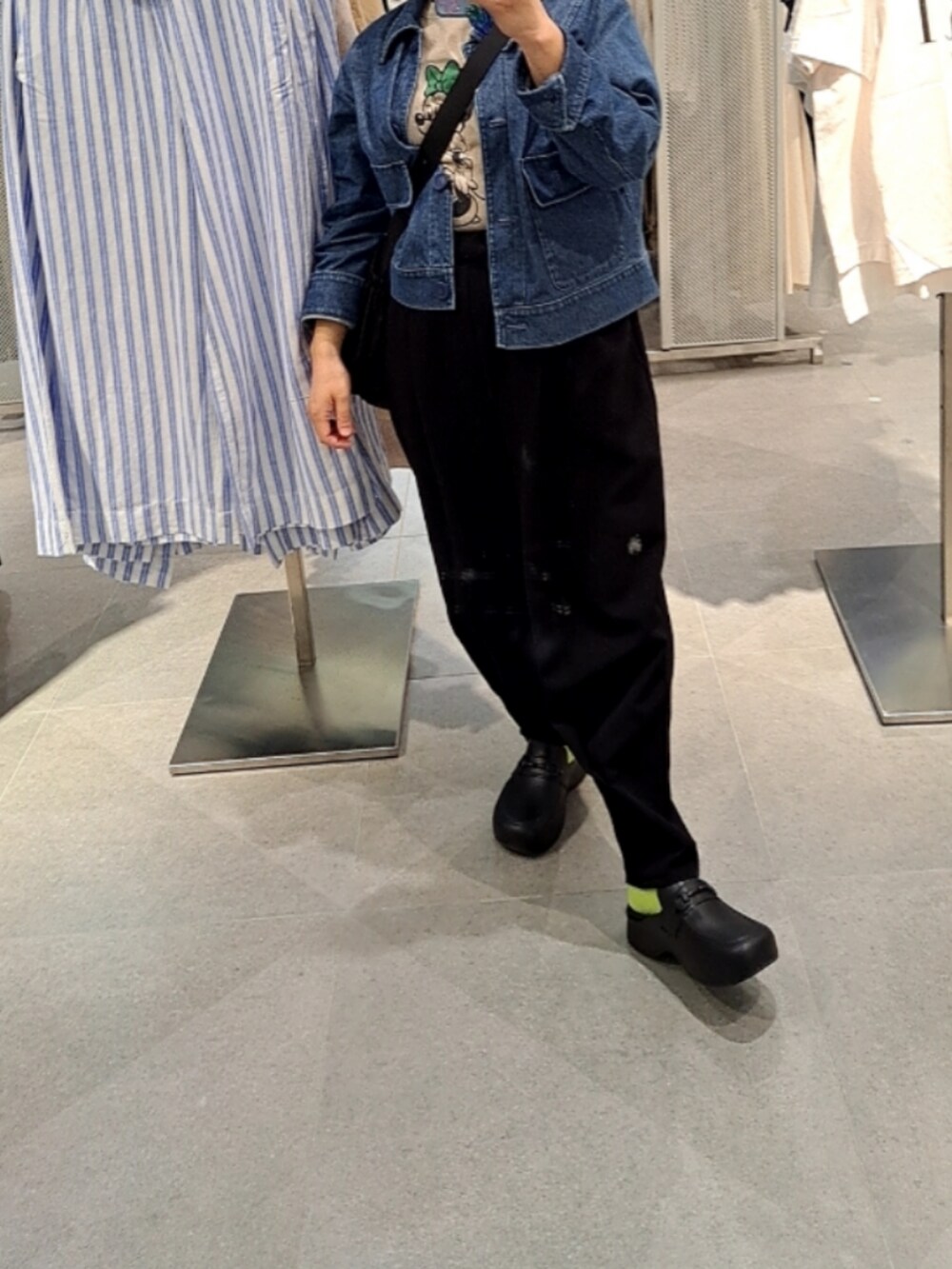 ブルー系のジャケット/アウター、ブラック系のスラックス、ブラック系のサンダルを着用したレディースの春コーディネートの2枚目の写真