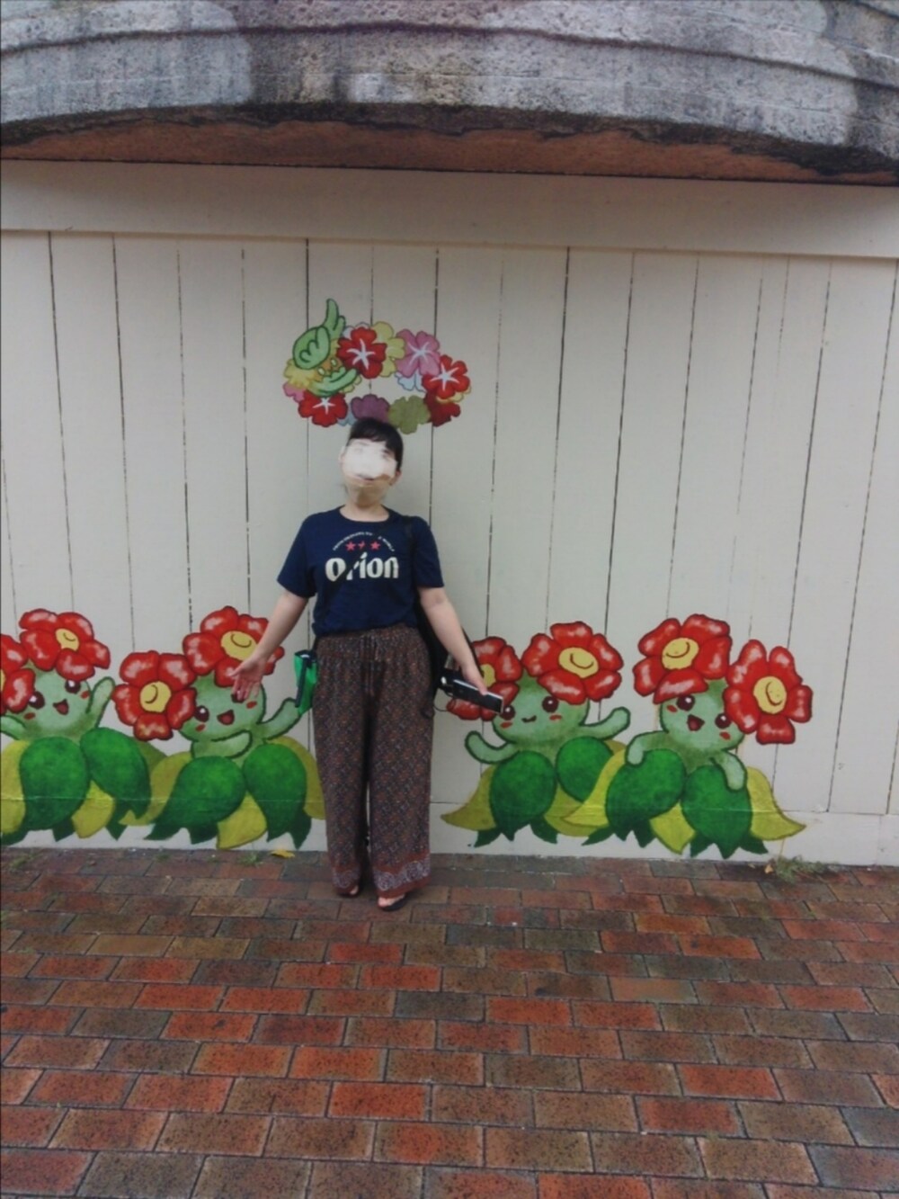 ブルー系のTシャツ/カットソー、ブラウン系のその他パンツ、ブラック系のサンダルを着用したレディースの春コーディネートの2枚目の写真