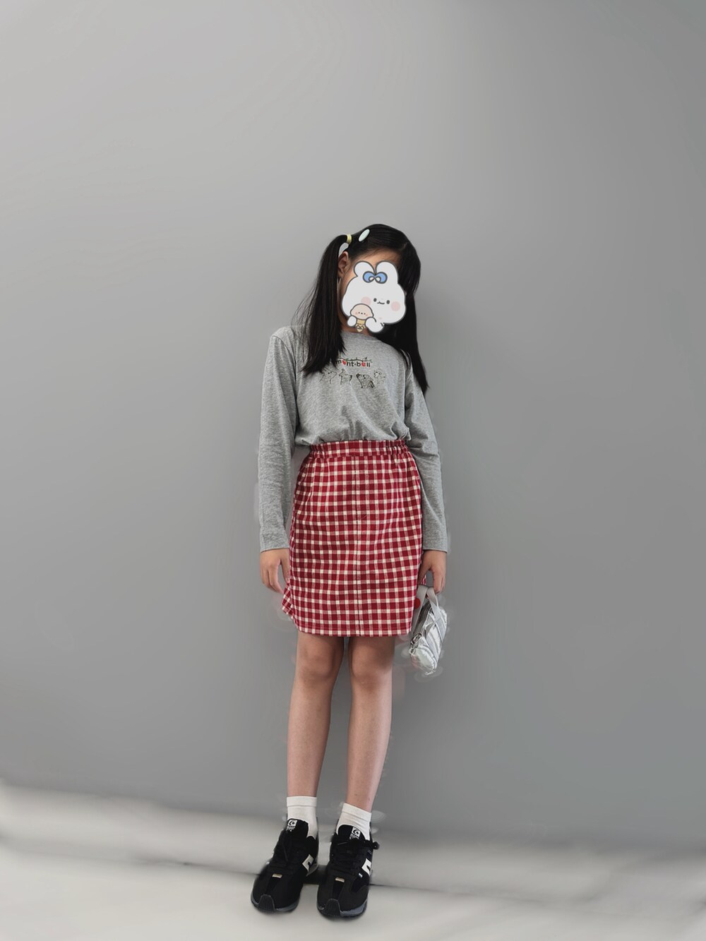 グレー系のTシャツ/カットソー、シルバー系のショルダーバッグ、ブラック系のスニーカーを着用したキッズの秋コーディネートの2枚目の写真