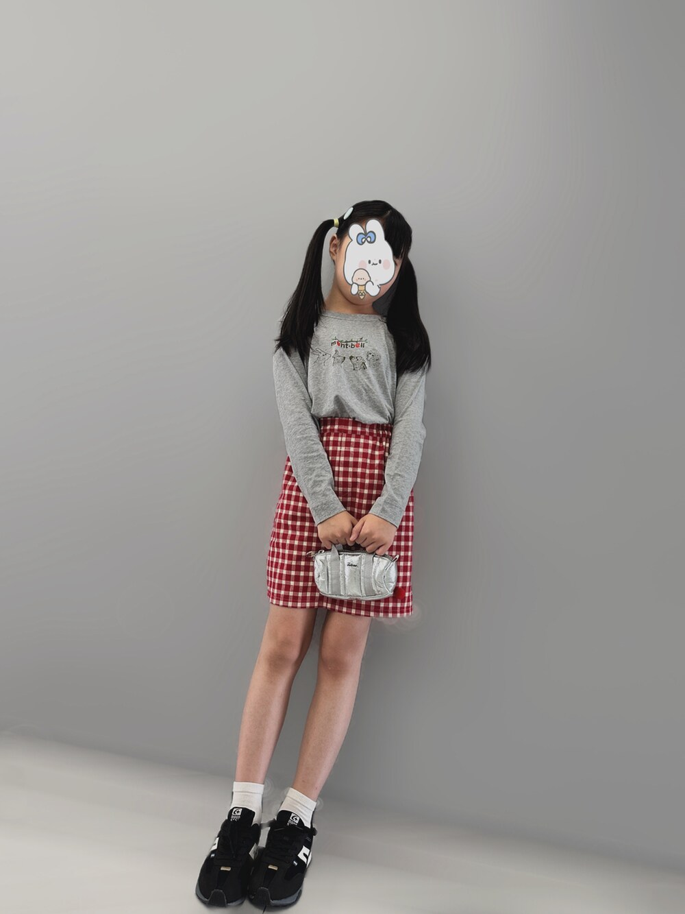 グレー系のTシャツ/カットソー、シルバー系のショルダーバッグ、ブラック系のスニーカーを着用したキッズの秋コーディネートの3枚目の写真