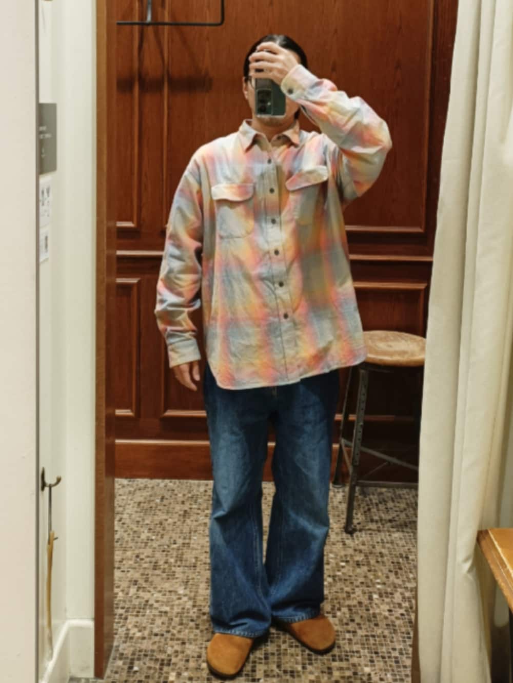 ピンク系のシャツ/ブラウス、ブルー系のデニムパンツ、ブラウン系のサンダルを着用したメンズの冬コーディネートの2枚目の写真