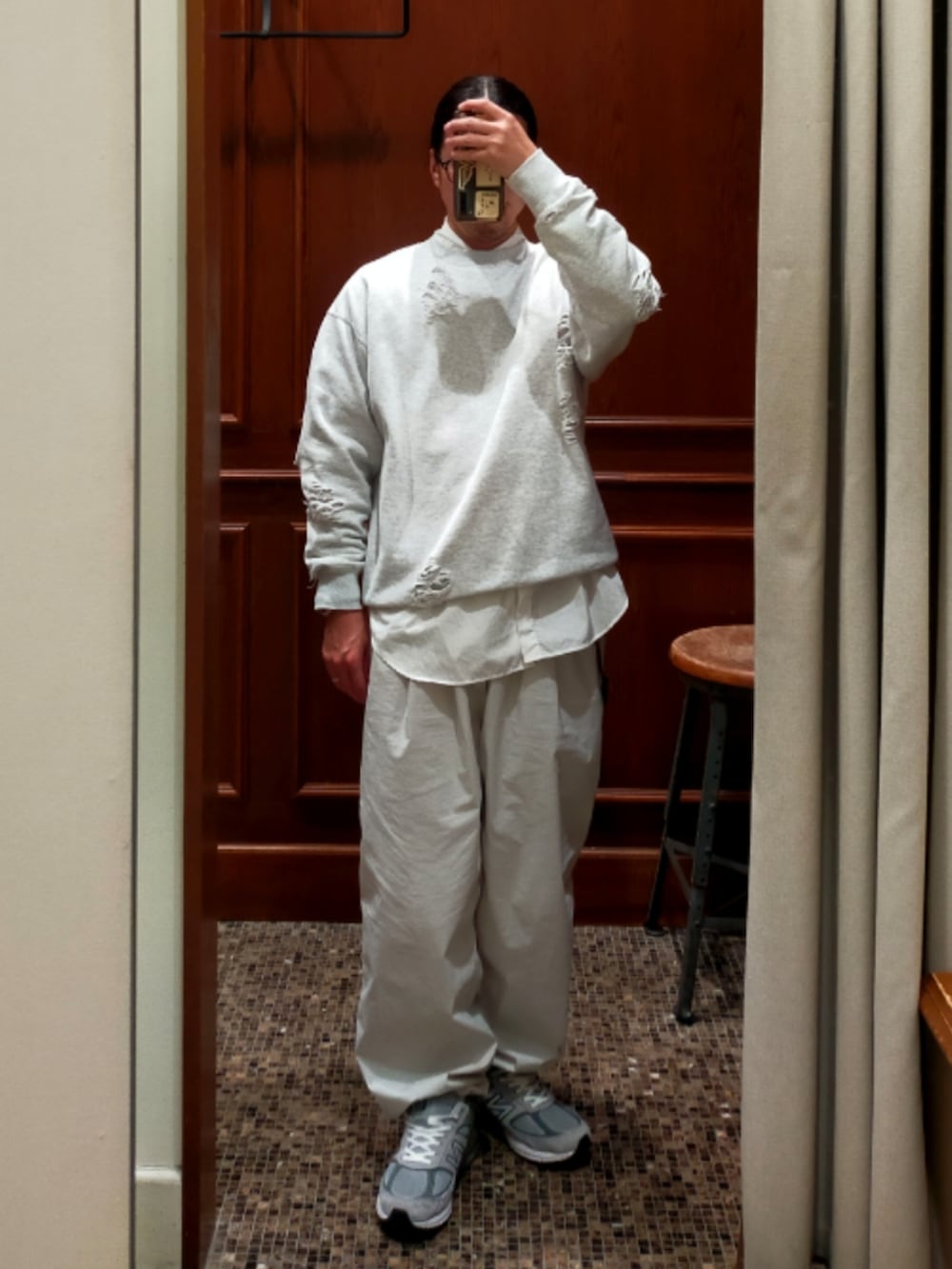 グレー系のスウェット、ホワイト系のシャツ/ブラウス、ホワイト系のパンツを着用したメンズの冬コーディネートの2枚目の写真