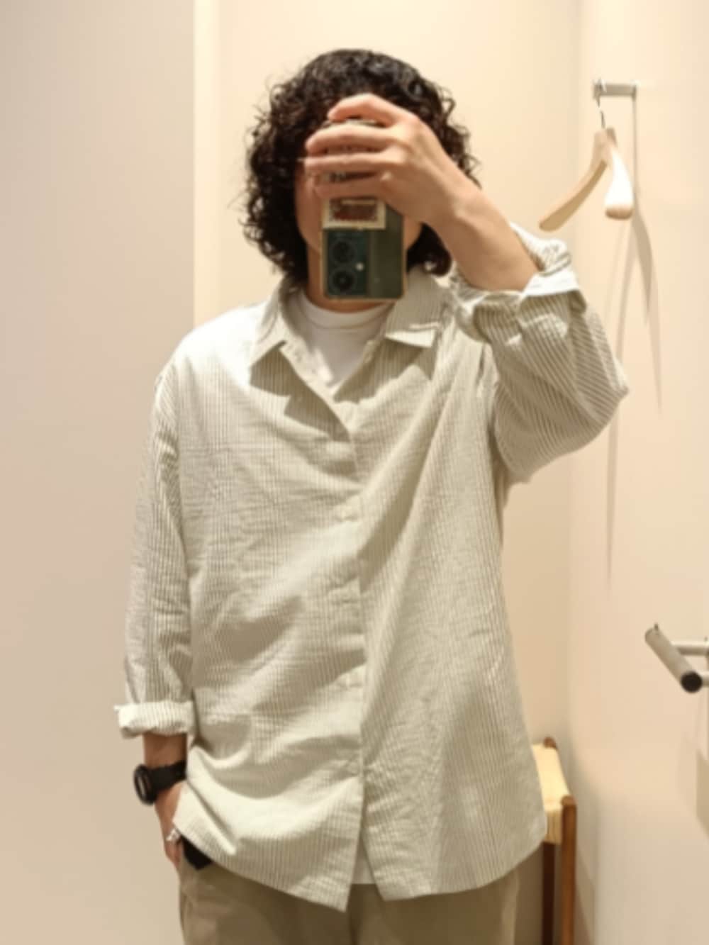 ホワイト系のシャツ/ブラウス、ベージュ系のチノパンツ、ホワイト系のスニーカーを着用したメンズの春コーディネートの2枚目の写真