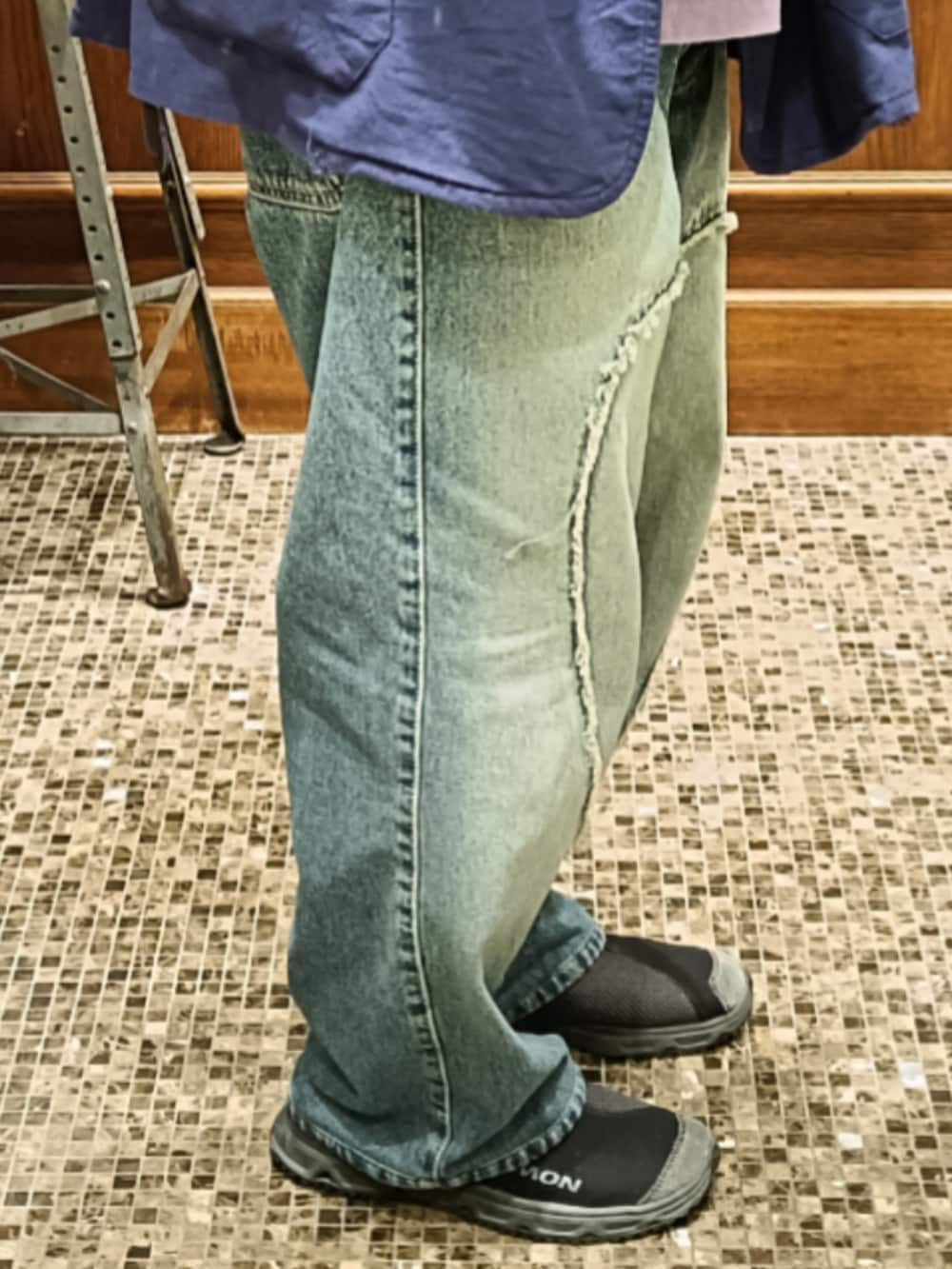 ブルー系のジャケット/アウター、パープル系のTシャツ/カットソー、ブルー系のデニムパンツを着用したメンズの春コーディネートの4枚目の写真