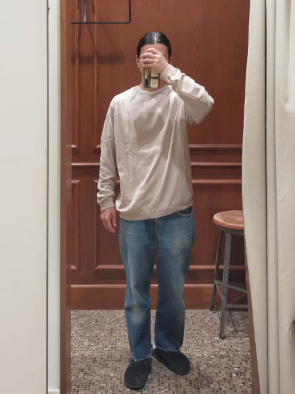 「ニット、beautyandyouth、カットオフデニム、Levi's、古着、レザーサンダル、birkenstock、boston、大人カジュアル、シンプル、ootd、ベージュ、ブルー、ブラック、秋コーデ」｜「BEAUTY&YOUTH UNITED ARROWSのアイテム（ニット/セーター、ベージュ系）」を使った、D.nakamuraさん（メンズ・167cm）の秋コーディネートの2枚目の写真