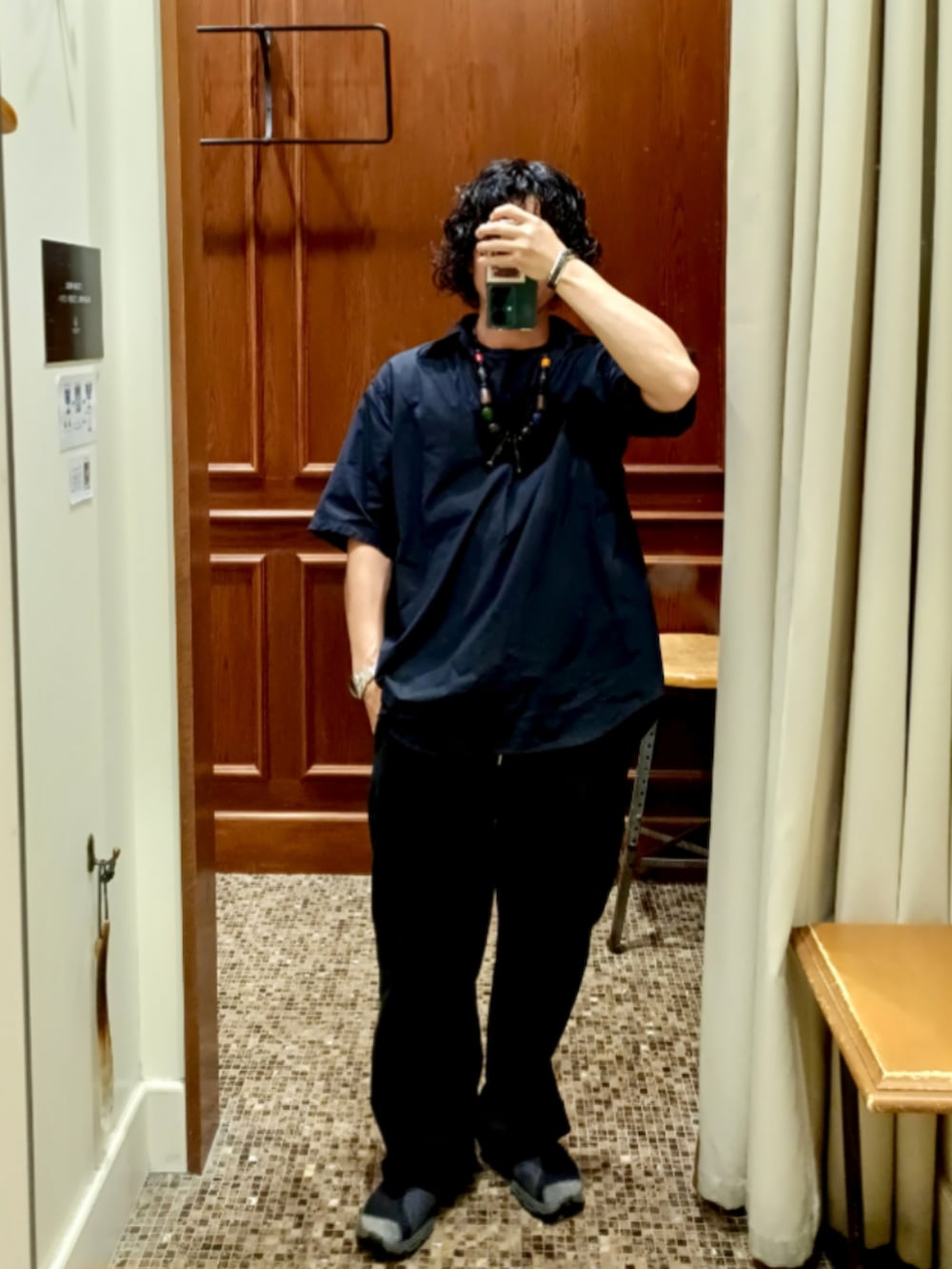 ブラック系のシャツ/ブラウス、ブラック系のスウェットパンツ、ブラック系のサンダルを着用したメンズの夏コーディネートの2枚目の写真