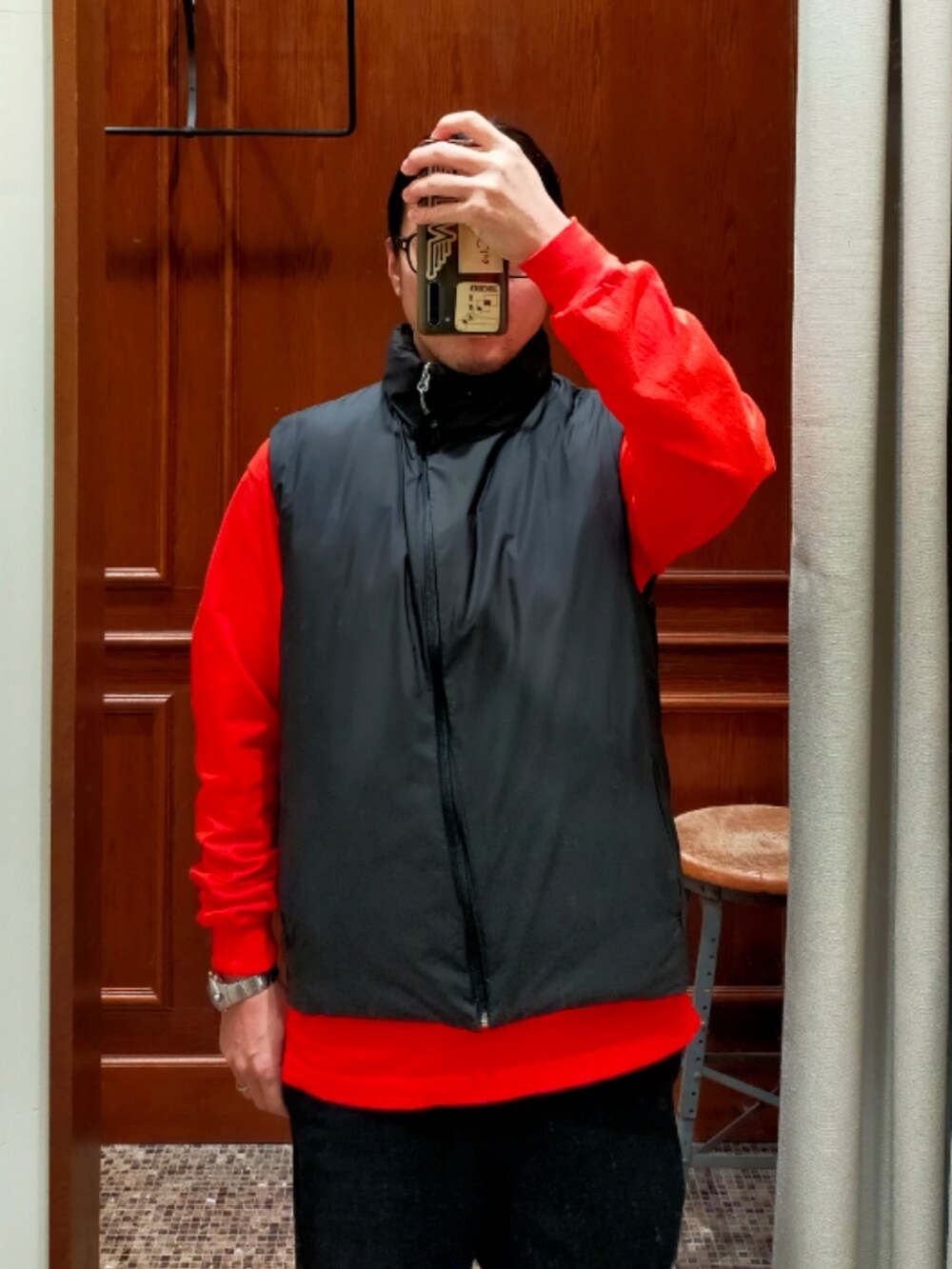 ブラック系のベスト、グレー系のジャケット/アウター、ブラック系のスウェットパンツを着用したメンズの冬コーディネートの5枚目の写真