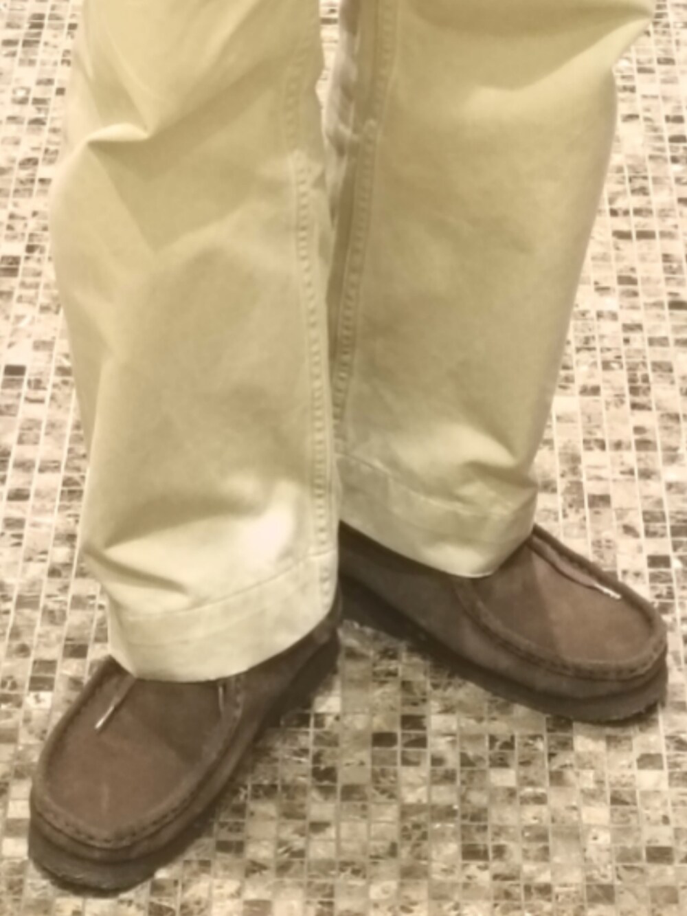 ベージュ系のカーディガン/ボレロ、ベージュ系のチノパンツ、ブラウン系のモカシン/デッキシューズを着用したメンズの冬コーディネートの5枚目の写真