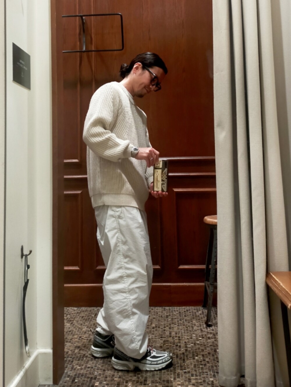 ホワイト系のニット/セーター、ホワイト系のパンツ、ホワイト系のスニーカーを着用したメンズの秋コーディネートの2枚目の写真
