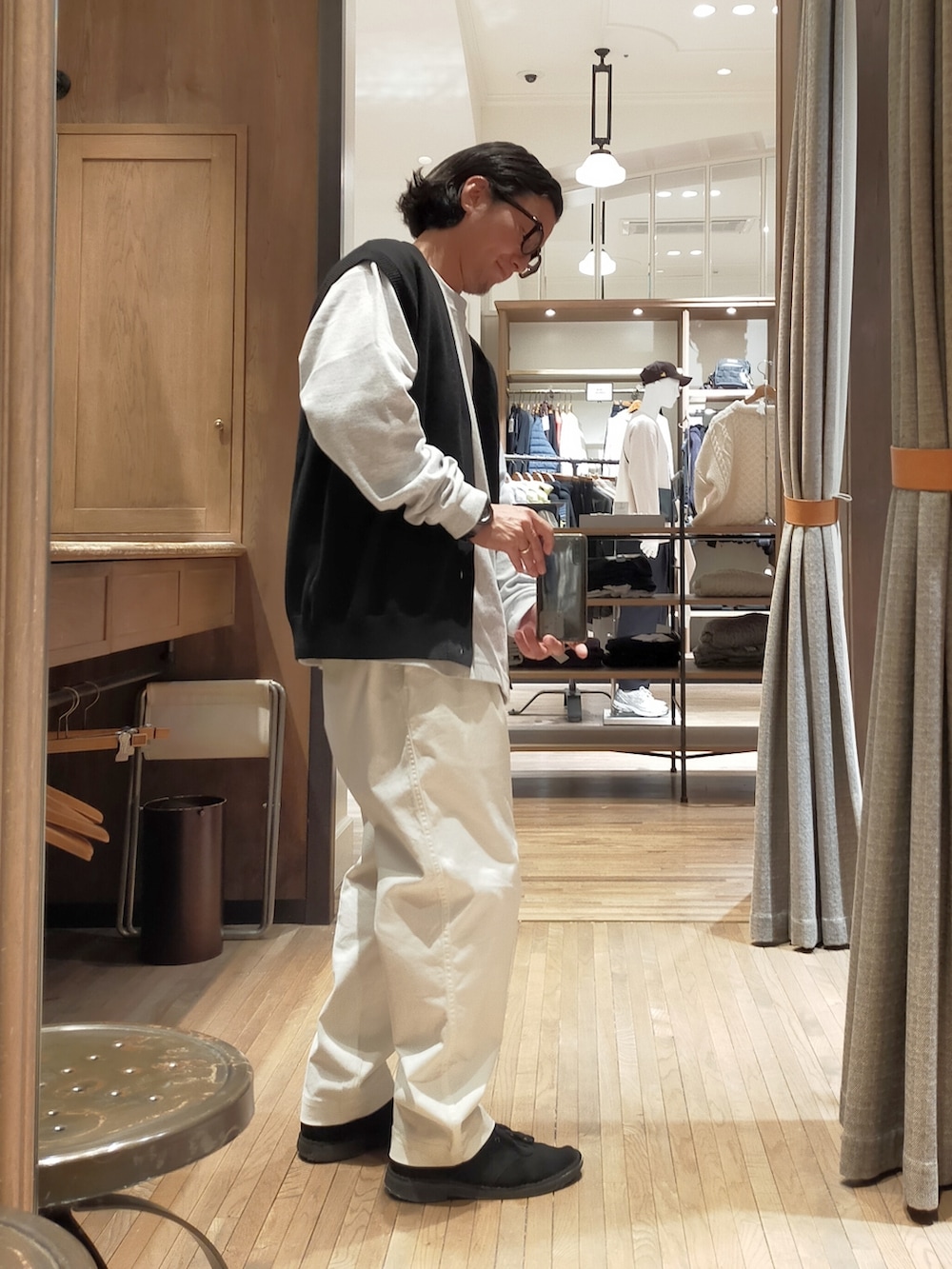 ブラック系のベスト、シルバー系のTシャツ/カットソー、ホワイト系のその他パンツを着用したメンズの秋コーディネートの2枚目の写真