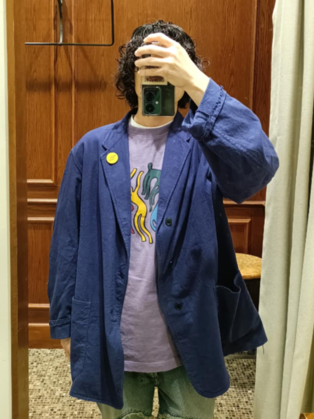 ブルー系のジャケット/アウター、パープル系のTシャツ/カットソー、ブルー系のデニムパンツを着用したメンズの春コーディネートの2枚目の写真