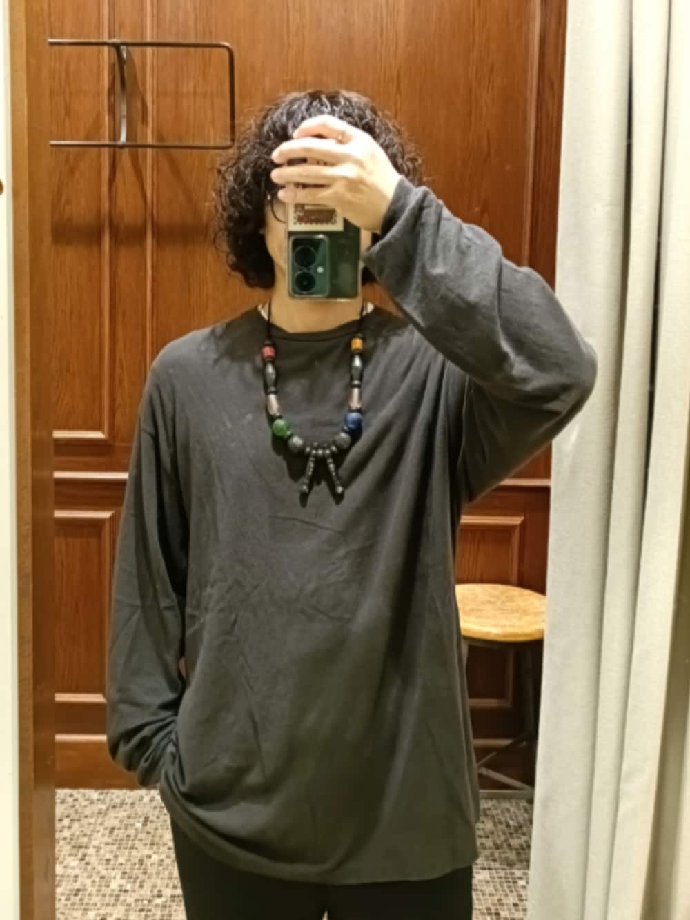 グレー系のTシャツ/カットソー、ブラック系のスラックス、ブラック系のブーツを着用したメンズの秋コーディネートの3枚目の写真