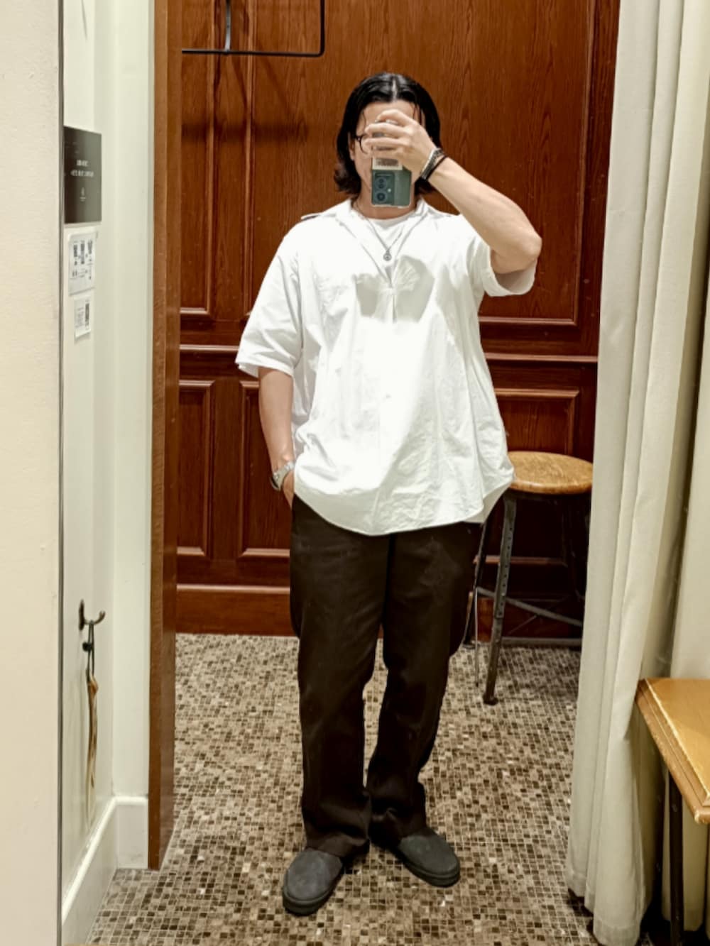 ホワイト系のシャツ/ブラウス、ブラウン系のパンツ、グレー系のスリッポンを着用したメンズの夏コーディネートの2枚目の写真