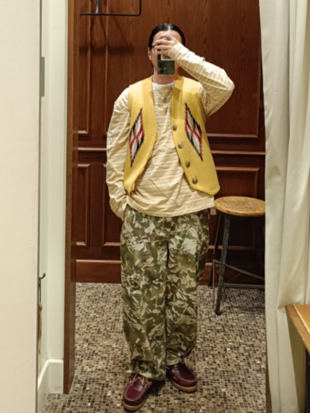 「ベスト、ORTEGA、ボーダーTシャツ、YSTRDY's TMRRW、カモフラカーゴ、carnebollente、3eyeclassiclug、Timberland、大人カジュアル、シンプルコーデ、ootd、イエロー、ベージュ、カモフラ、ブラウン」｜「YSTRDY's TMRRWのYSTRDY'S TMRRW/イエスタデイズトゥモロー BAGGY TEE LS COTTON 24/1 BORDER JERSEY/バギー Tシャツ ロング スリーブ（Tシャツ/カットソー、ベージュ系）」を使った、D.nakamuraさん（メンズ・167cm）の春コーディネートの2枚目の写真