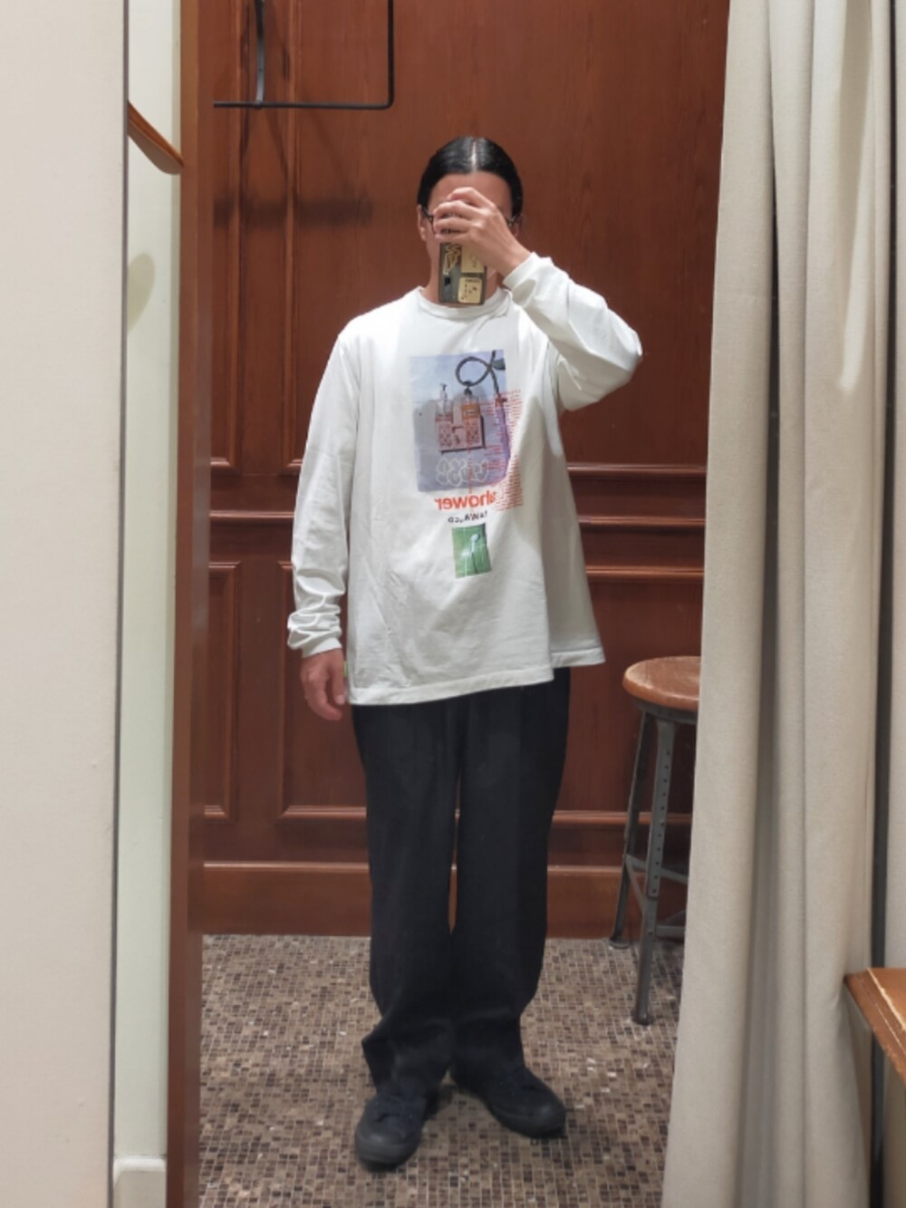 「ロンT、アートTシャツ、ストライプスラックス、BEAUTY&YOUTH UNITED ARROWS、スニーカー、converse、N.HOOLYWOOD、大人カジュアル、シンプル、ootd、ホワイト、ネイビー、ブラック」｜「loosejointsのアイテム（Tシャツ/カットソー、ホワイト系）」を使った、D.nakamuraさん（メンズ・167cm）の秋コーディネートの2枚目の写真