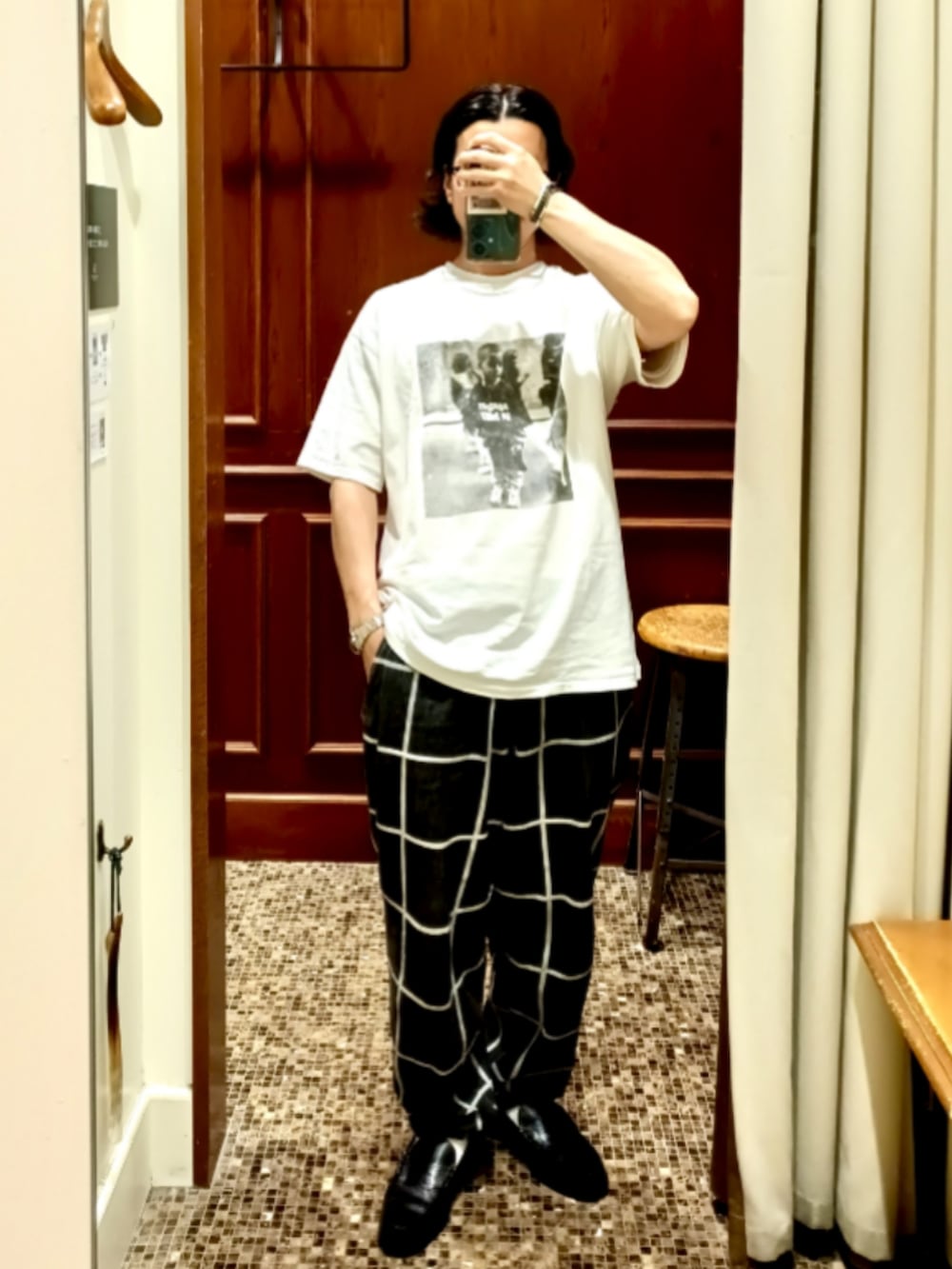 ホワイト系のTシャツ/カットソー、ブラック系のパンツ、ブラック系のローファーを着用したメンズの夏コーディネートの2枚目の写真