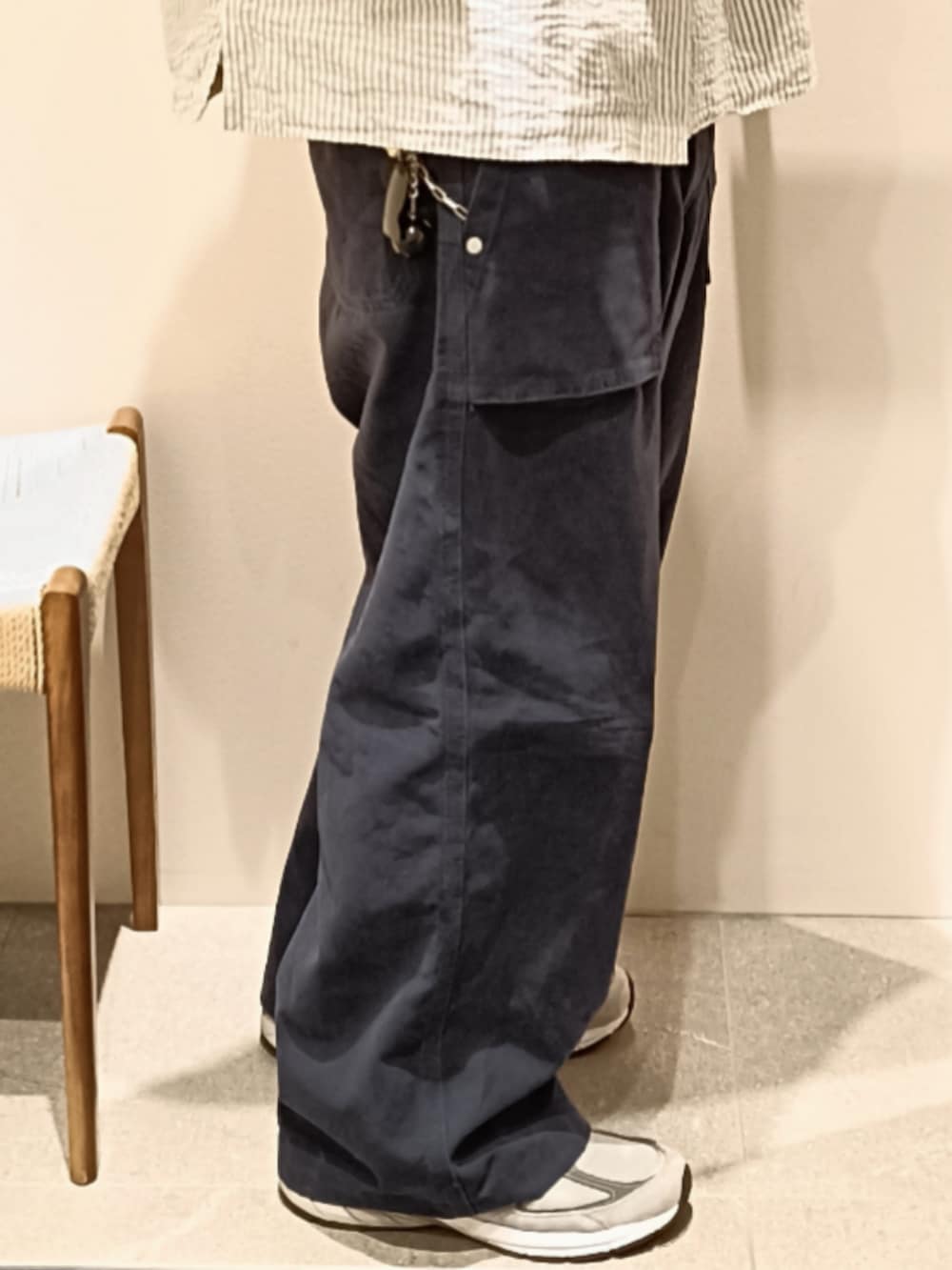 ホワイト系のシャツ/ブラウス、ブルー系のパンツ、グレー系のスニーカーを着用したメンズの夏コーディネートの4枚目の写真