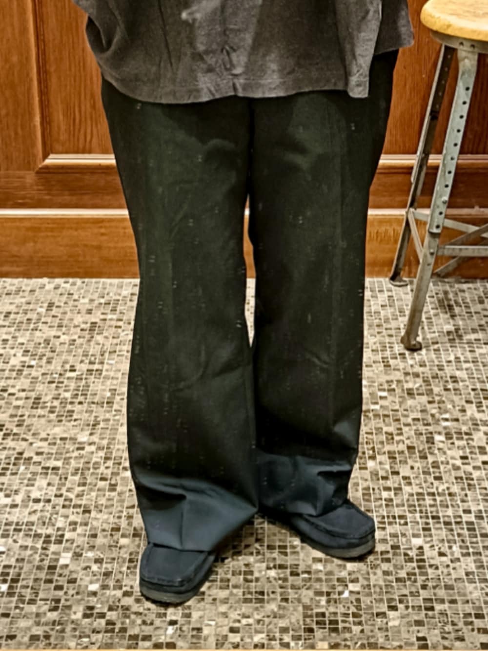 グレー系のTシャツ/カットソー、ブラック系のスラックス、ブラック系のブーツを着用したメンズの秋コーディネートの4枚目の写真