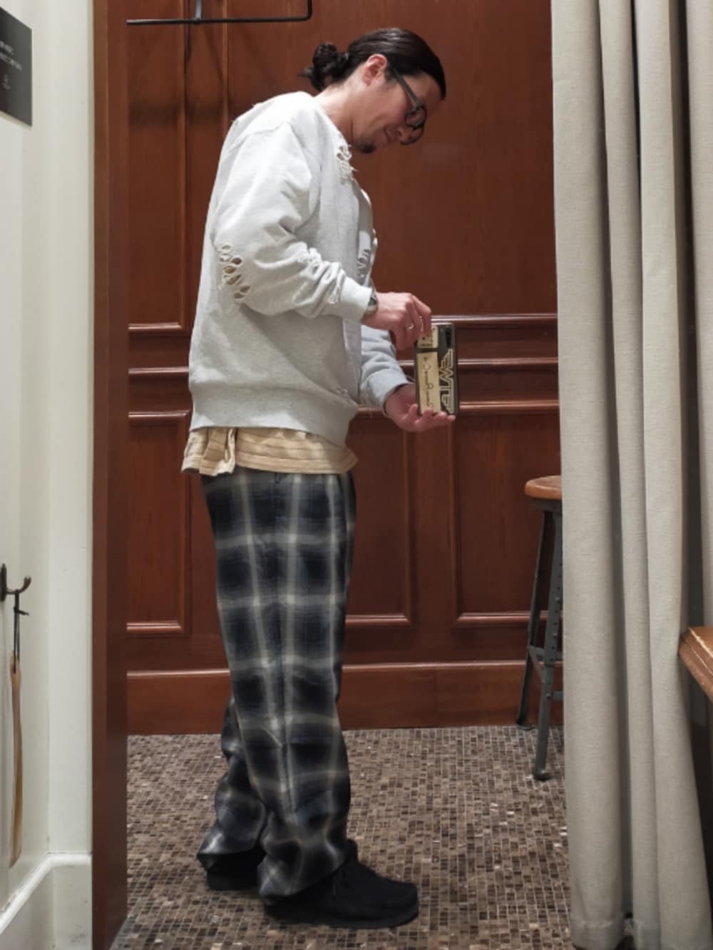 グレー系のスウェット、ベージュ系のTシャツ/カットソー、ブラック系のパンツを着用したメンズの冬コーディネートの3枚目の写真