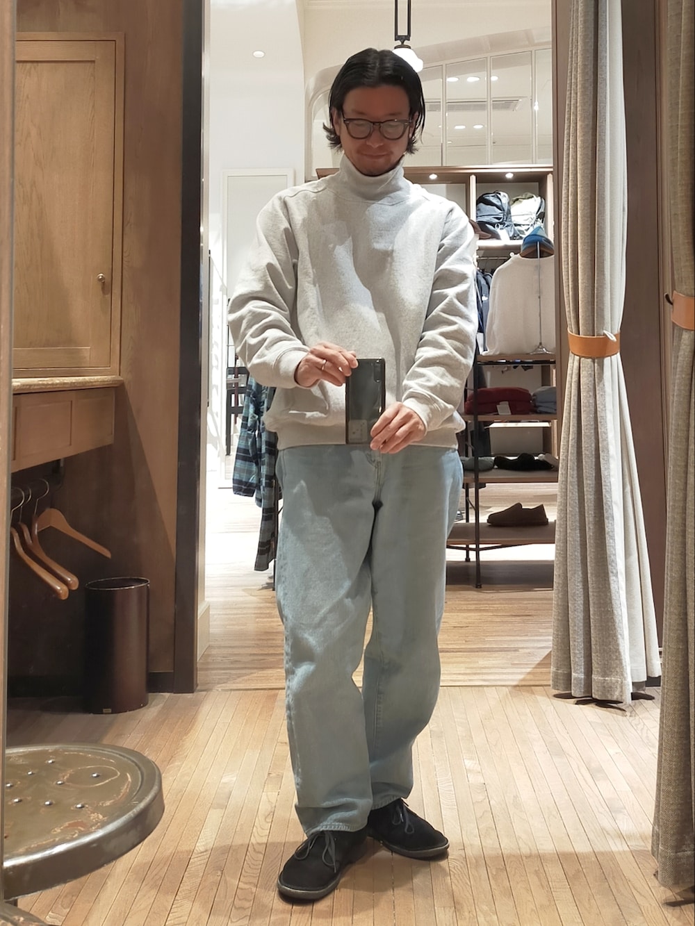 「MA-1、UNUSED、モックネック、スウエット、BEAUTY&YOUTH UNITED ARROWS、デニム、YAECA、デザートブーツ、clarks、オトナカジュアル、シンプル、ootd、冬コーデ、カジュアルコーデ、オーバーサイズ」｜「BEAUTY&YOUTH UNITED ARROWSのバルーン タートル スウェット（スウェット、グレー系）」を使った、D.nakamuraさん（メンズ・170cm）の冬コーディネートの2枚目の写真