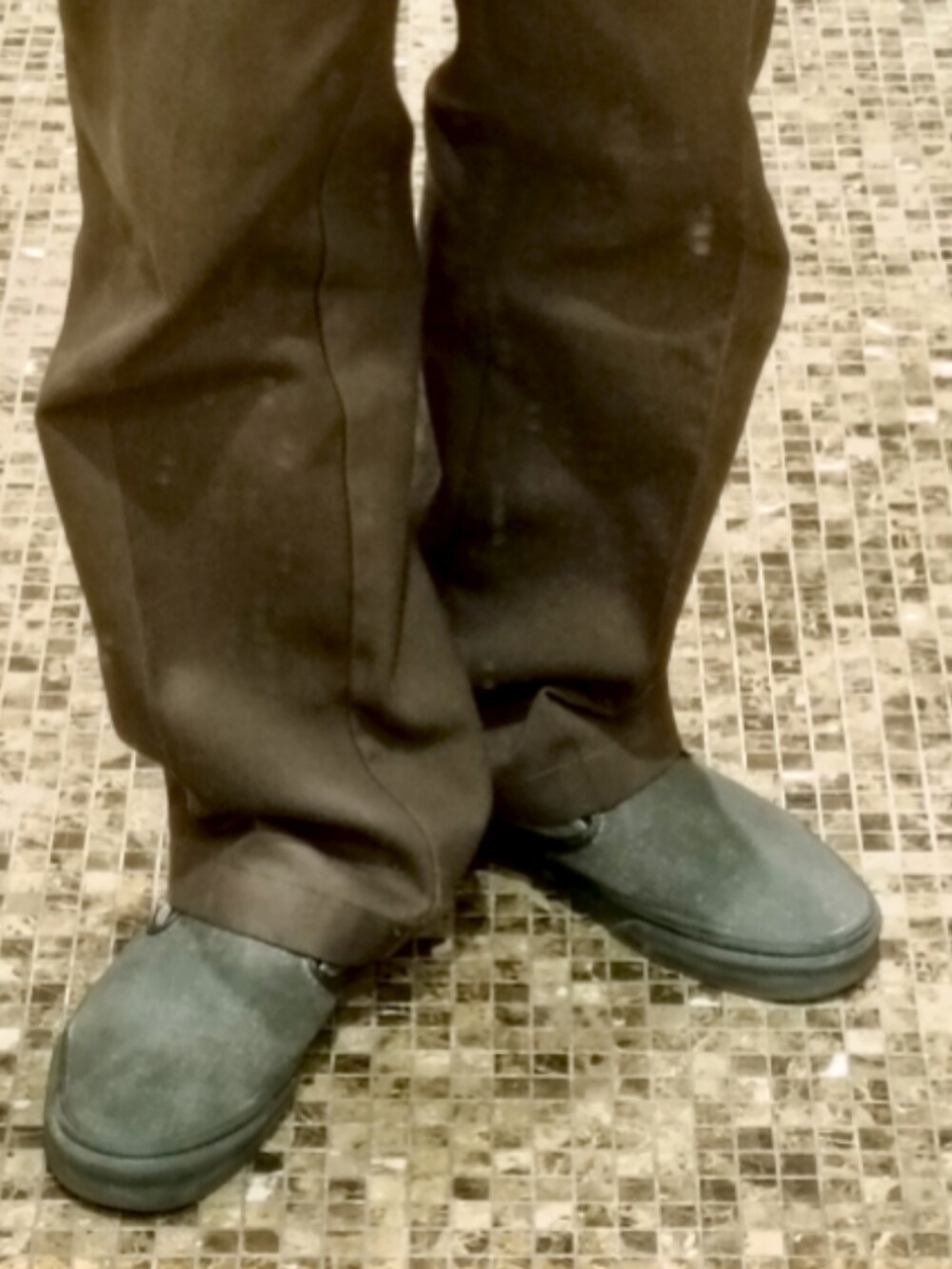 ホワイト系のシャツ/ブラウス、ブラウン系のパンツ、グレー系のスリッポンを着用したメンズの夏コーディネートの5枚目の写真