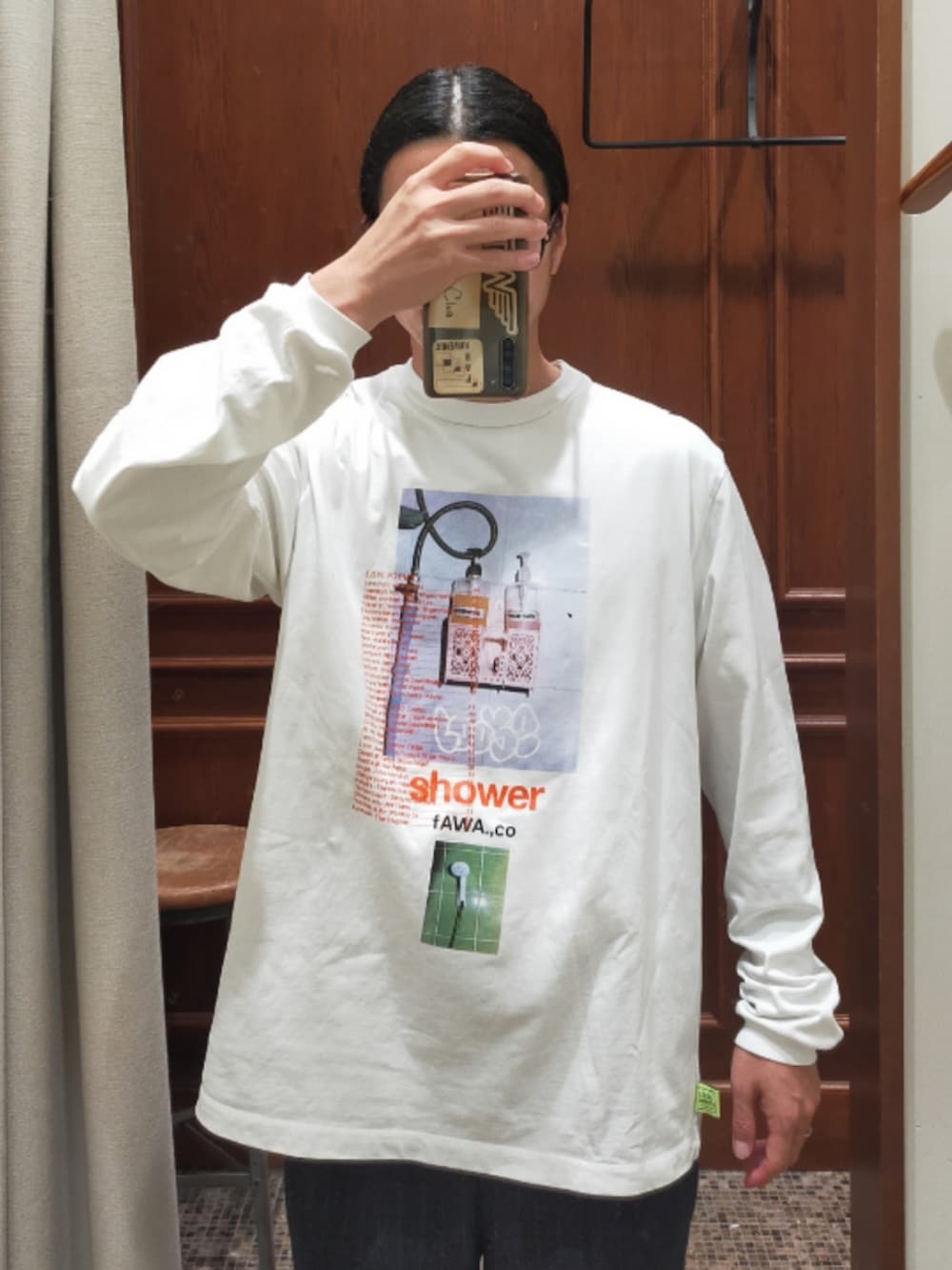 「ロンT、アートTシャツ、ストライプスラックス、BEAUTY&YOUTH UNITED ARROWS、スニーカー、converse、N.HOOLYWOOD、大人カジュアル、シンプル、ootd、ホワイト、ネイビー、ブラック」｜「loosejointsのアイテム（Tシャツ/カットソー、ホワイト系）」を使った、D.nakamuraさん（メンズ・167cm）の秋コーディネートの4枚目の写真