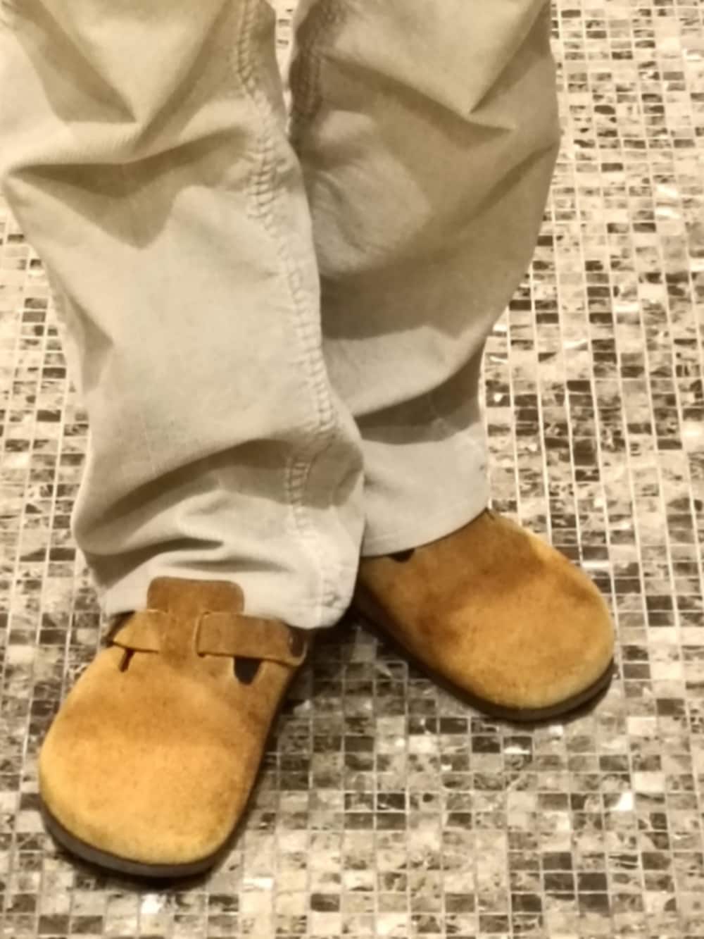 グレー系のTシャツ/カットソー、ブルー系のシャツ/ブラウス、ベージュ系のパンツを着用したメンズの冬コーディネートの5枚目の写真