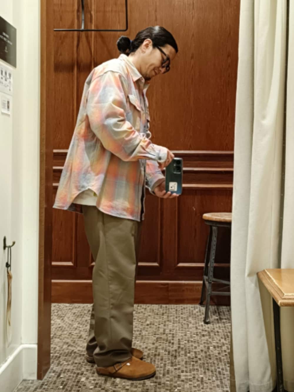 ピンク系のシャツ/ブラウス、ベージュ系のスラックス、ブラウン系のサンダルを着用したメンズの冬コーディネートの3枚目の写真