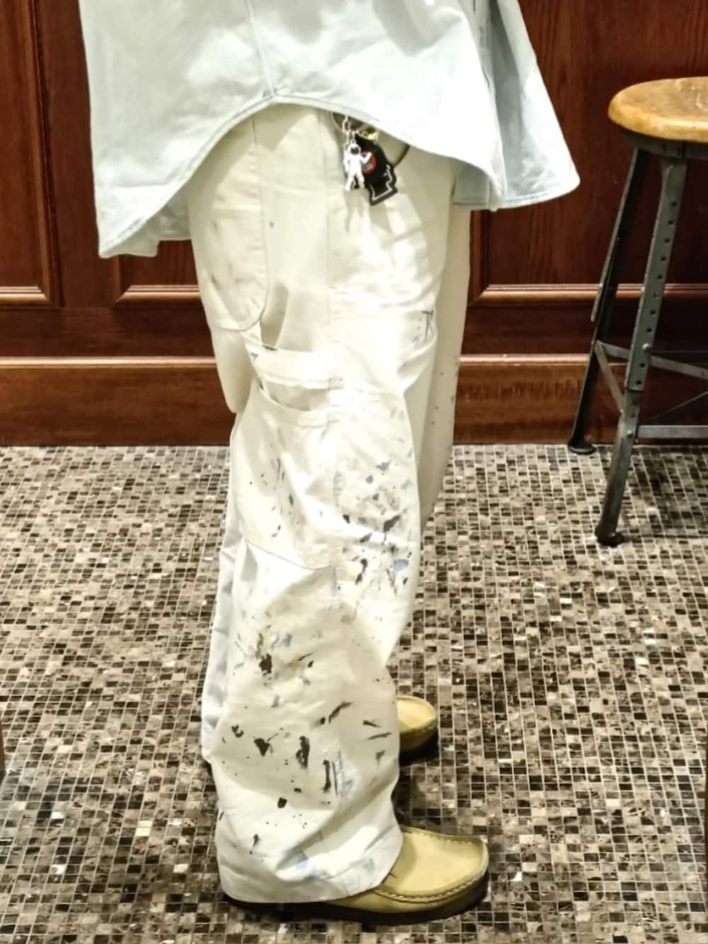 ブルー系のシャツ/ブラウス、ホワイト系のパンツ、ベージュ系のブーツを着用したメンズの春コーディネートの4枚目の写真