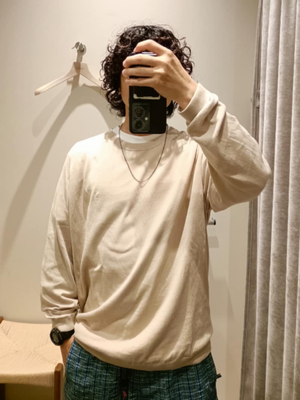 ベージュ系のニット/セーター、ブルー系のパンツ、ベージュ系のサンダルを着用したメンズの春コーディネートの2枚目の写真