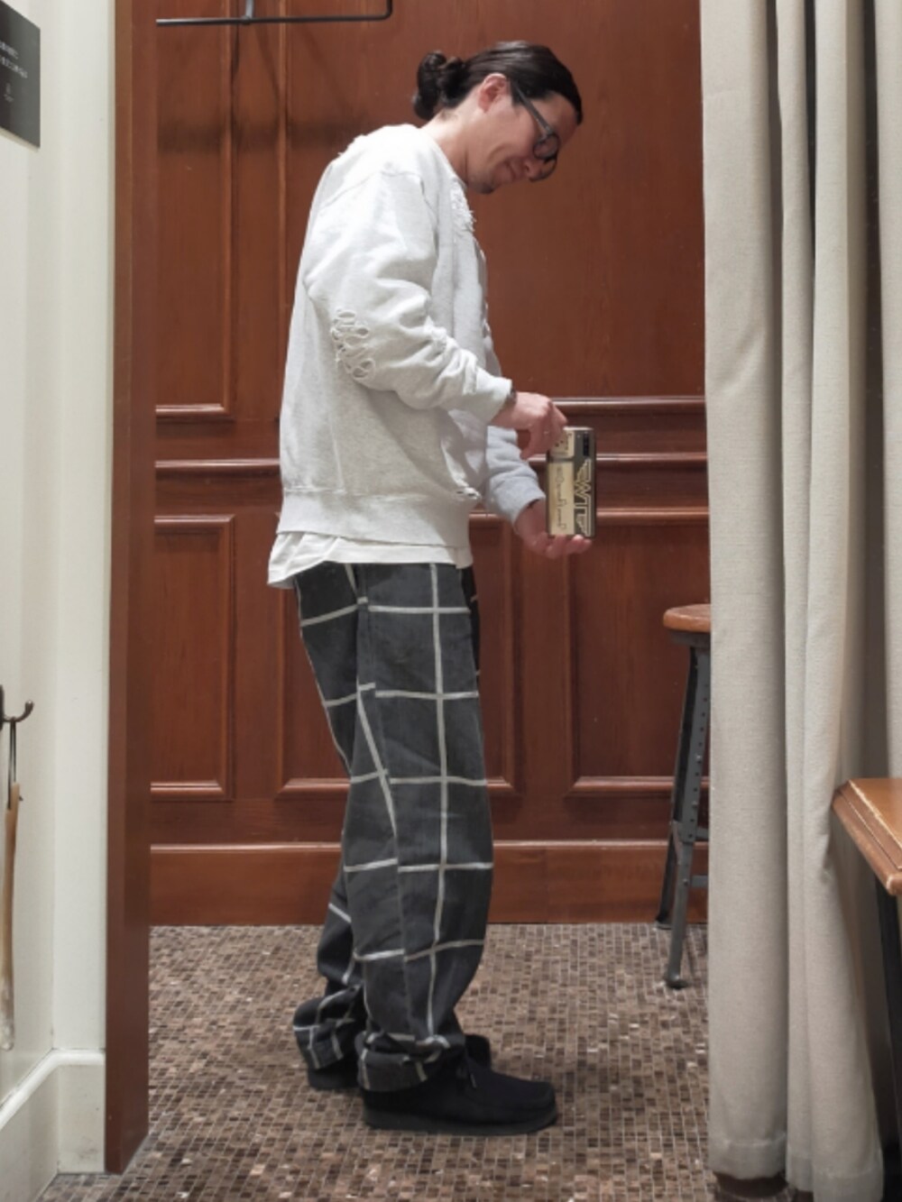 グレー系のスウェット、グレー系のパンツ、ブラック系のブーツを着用したメンズの冬コーディネートの3枚目の写真