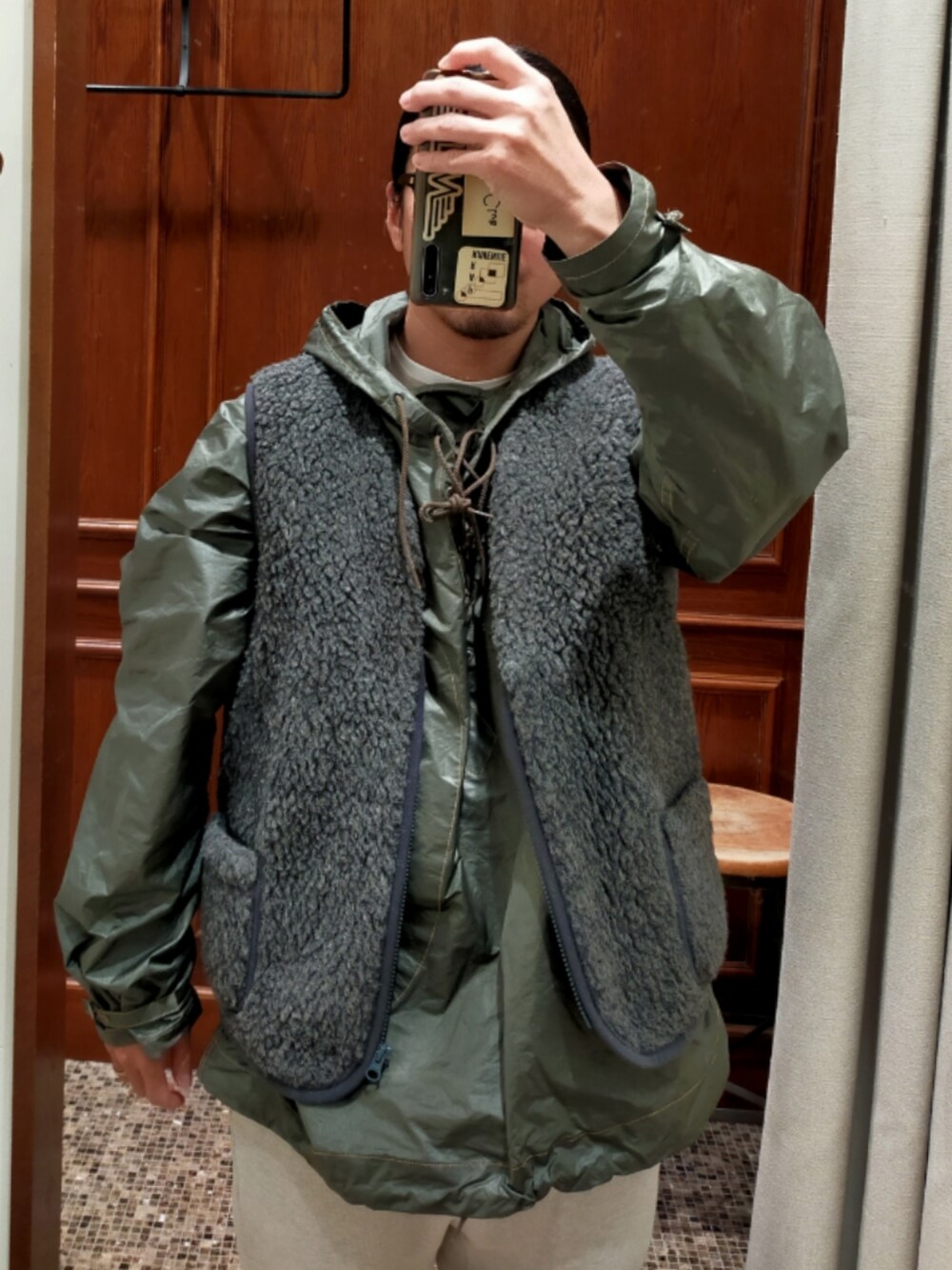 「ボアベスト、レインパーカー、bowwow、スウェットパンツ、H BEAUTY&YOUTH、ワラビーブーツ、clarks、大人カジュアル、シンプル、ootd、冬コーデ、レイヤードスタイル、ミリタリー、スポーツミックス、COLD BREAKER」｜「bowwowのアイテム（パーカー、グリーン系）」を使った、D.nakamuraさん（メンズ・167cm）の冬コーディネートの3枚目の写真