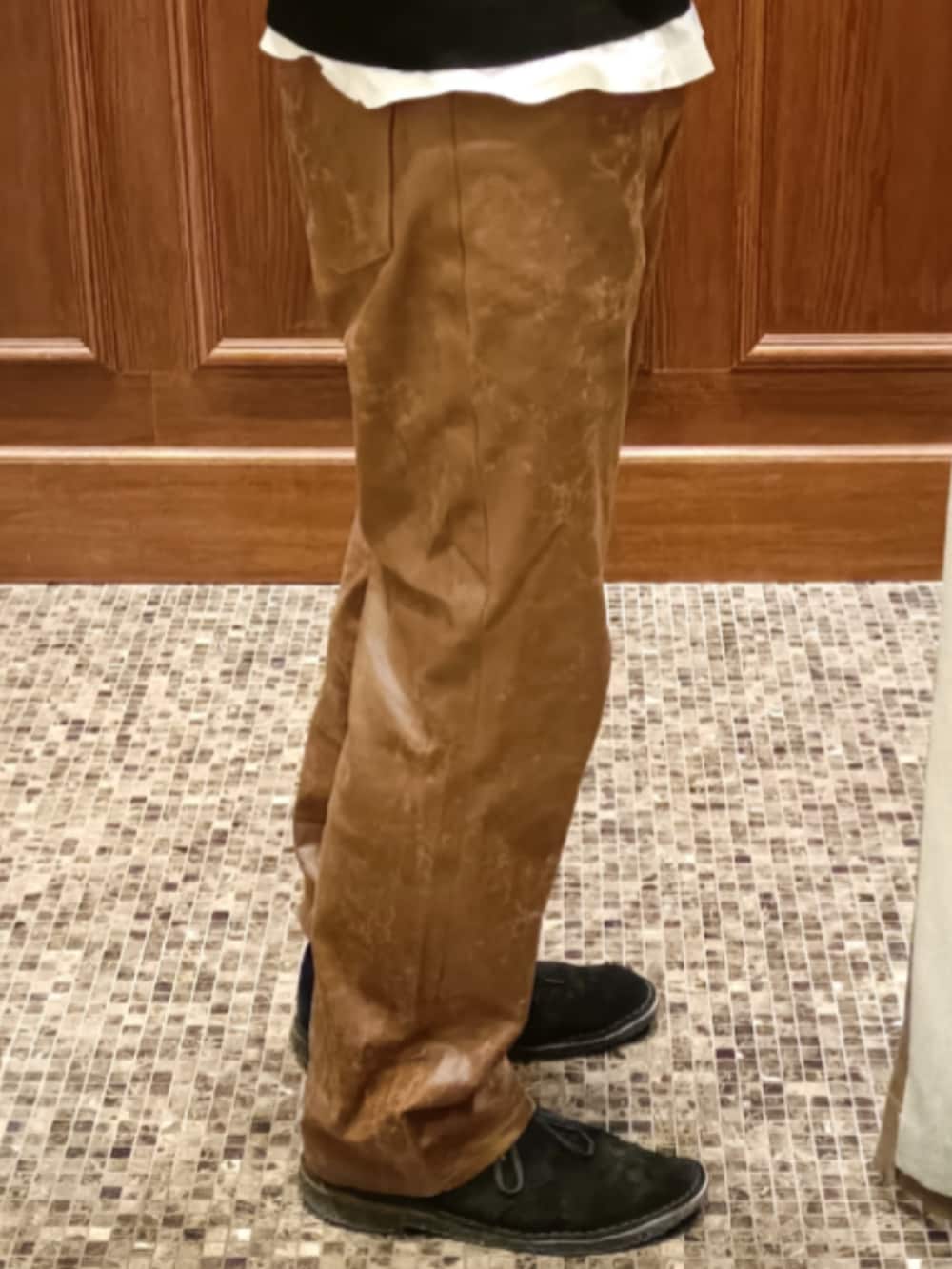 ブラック系のニット/セーター、ブラウン系のその他パンツ、ブラック系のブーツを着用したメンズの冬コーディネートの4枚目の写真