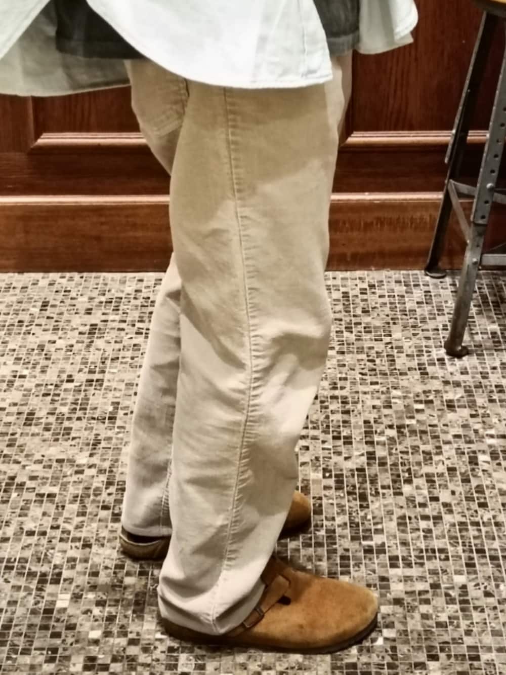 グレー系のTシャツ/カットソー、ブルー系のシャツ/ブラウス、ベージュ系のパンツを着用したメンズの冬コーディネートの4枚目の写真